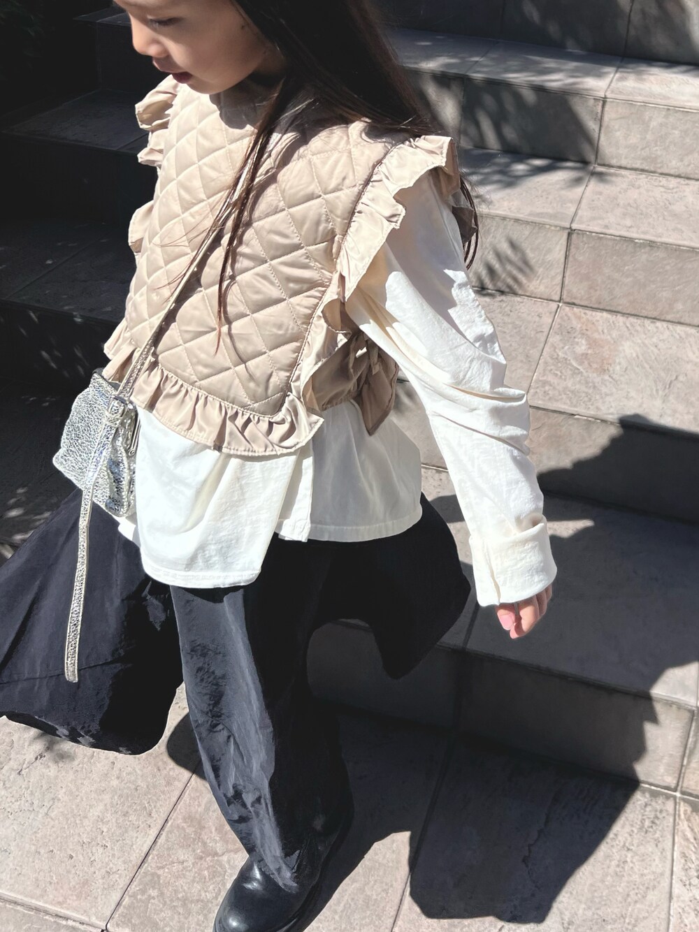 「春コーデ」｜「Birthdayのアイテム（ベスト、ベージュ系）」を使った、minamitokyoさん（キッズ・120cm）の冬コーディネートの1枚目の写真