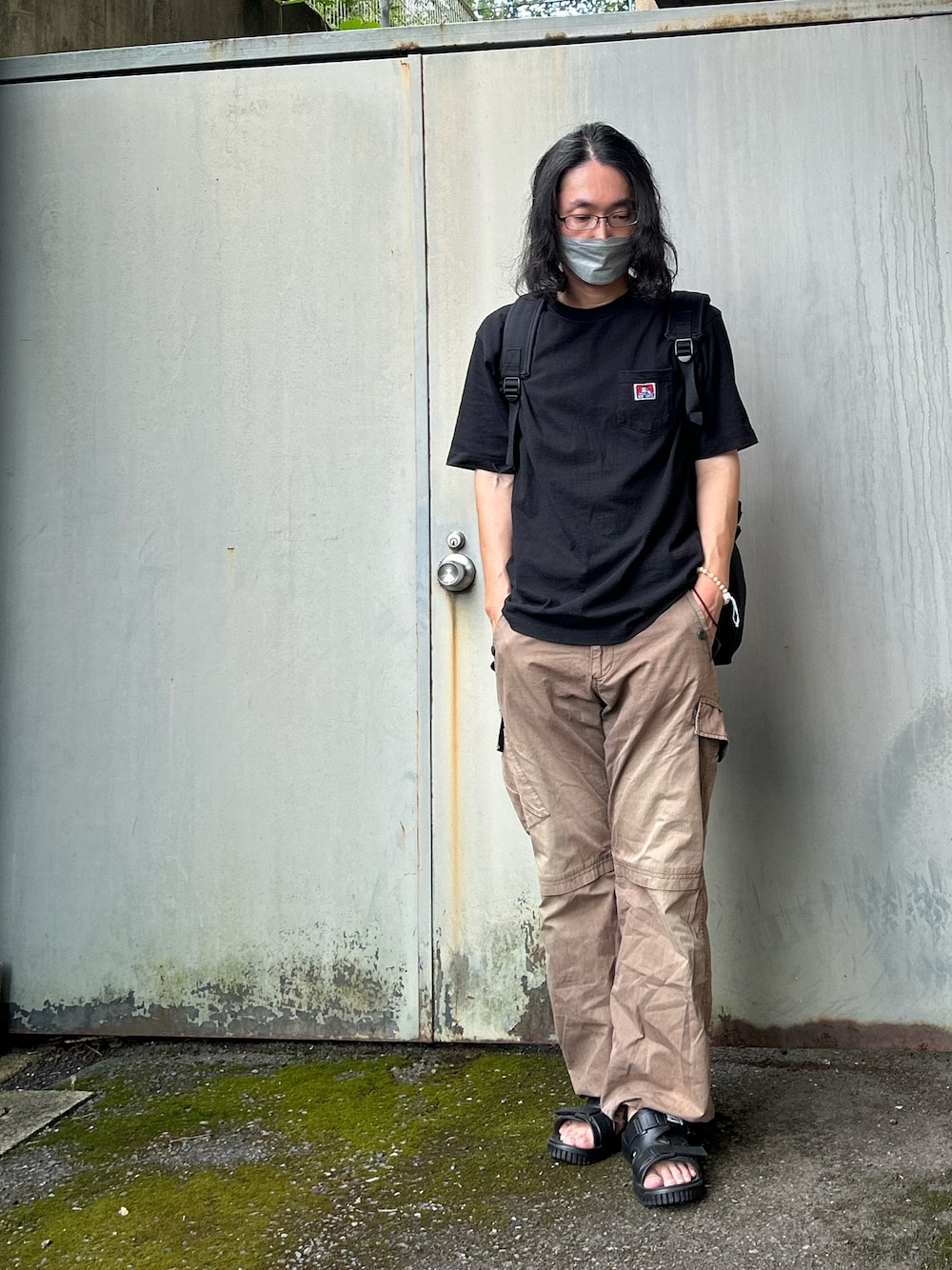 「古着MIX、シンプルコーデ、夏ファッション、いいね、save、フォローお願いします🤑、Tシャツコーデ、低身長コーデ、ブラックコーデ、カジュアルコーデ、古着コーデ、サンダル、カーゴパンツ」｜「PPFMのアイテム（パンツ、グリーン系）」を使った、kuu333さん（メンズ・169cm）の夏コーディネートの1枚目の写真