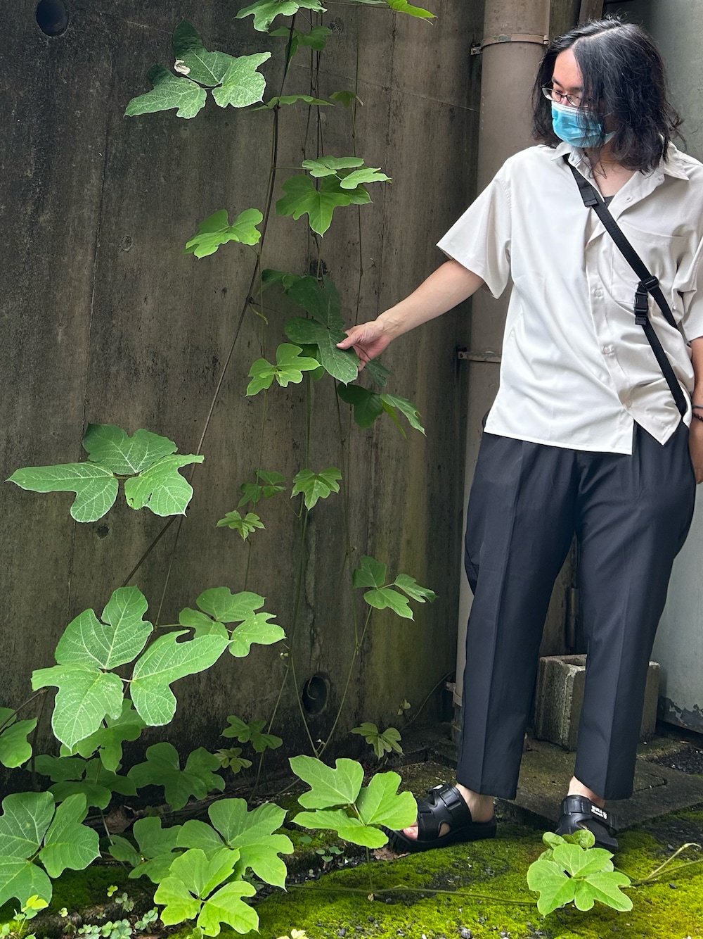「夏コーデ、シンプル、オトナカジュアル、ショルダーバッグ、サンダル、シャツスタイル、スラックス」｜「SHAKAのSHAKA SK-220 CHILL OUT EV（サンダル、ブラック系）」を使った、kuu333さん（メンズ・169cm）の夏コーディネートの1枚目の写真
