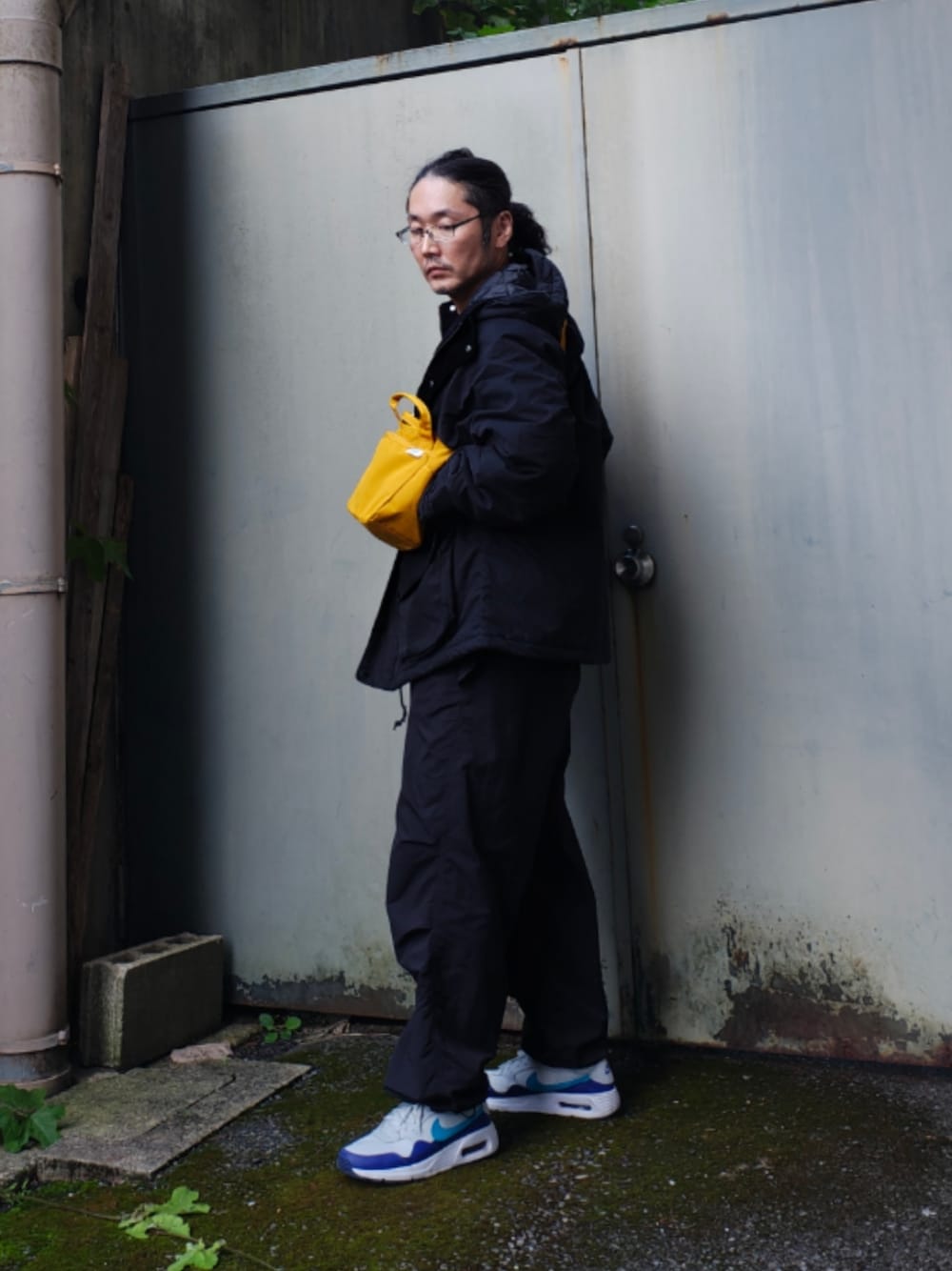 「メンズファッション、Anello、FREAK’Ｓ STORE、NIKE、お洒落さんとつながりたい、大人カジュアル、GU、いいね、save、フォローお願いします🤑、きれいめカジュアル、マウンテンパーカー」｜「anelloの廃盤 anello GRANDE / SPS 2WAY トートバッグ / GU-H2315（ショルダーバッグ、イエロー系）」を使った、kuu333さん（メンズ・169cm）の秋コーディネートの1枚目の写真