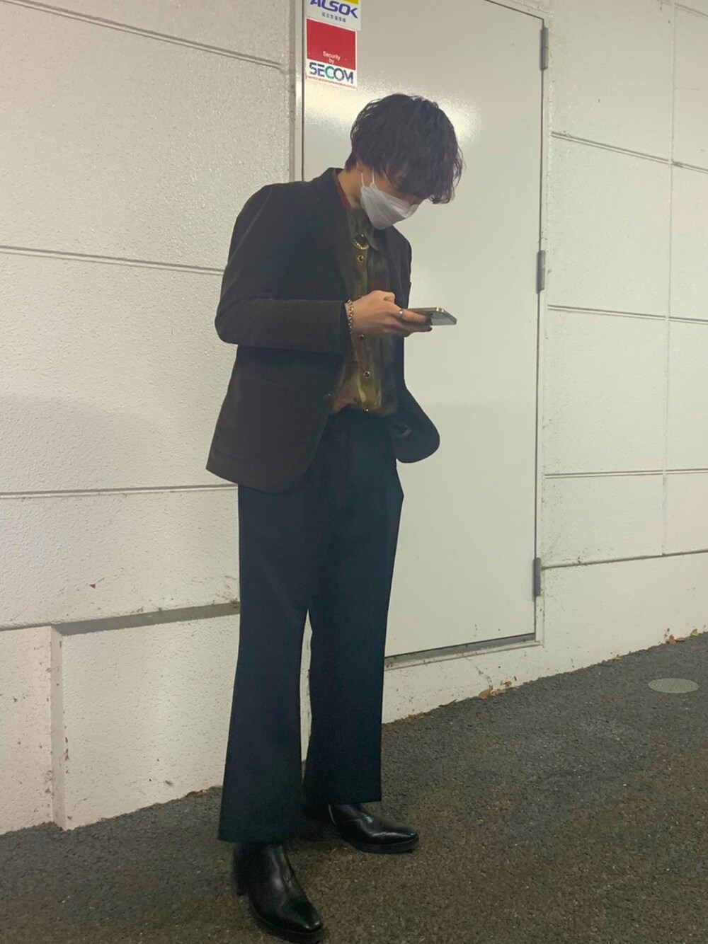 「カフェ、オトナカジュアル、スニーカーコーデ、きれいめカジュアル」｜「GUのアイテム（パンツ、ブラック系）」を使った、rikimalu11さん（メンズ・175cm）の冬コーディネートの1枚目の写真