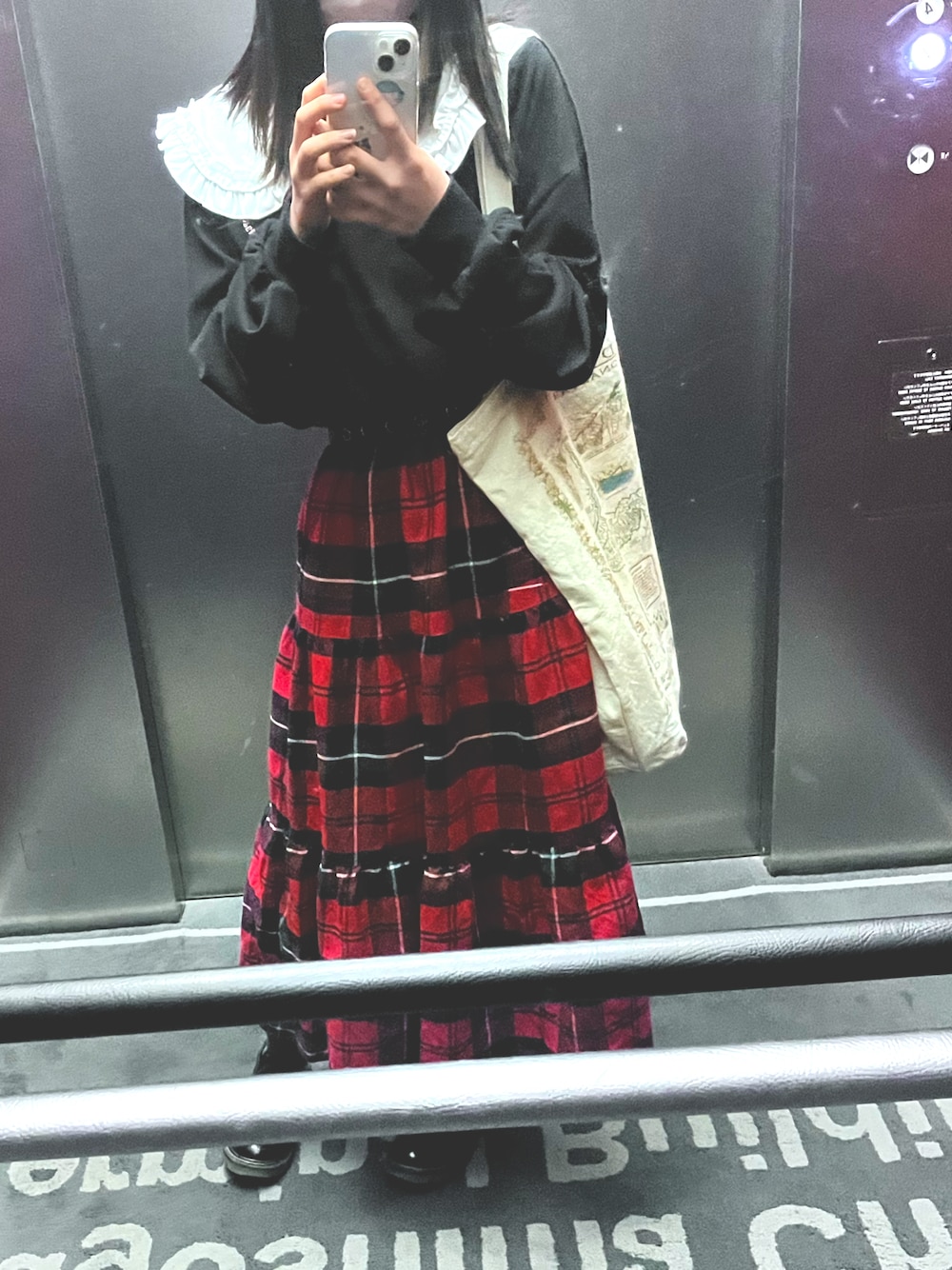 「タータンチェックスカート、赤、つけ襟」｜「O'NEIL of DUBLINのアイテム（スカート、レッド系）」を使った、おいすたさん（レディース・151cm）の冬コーディネートの1枚目の写真