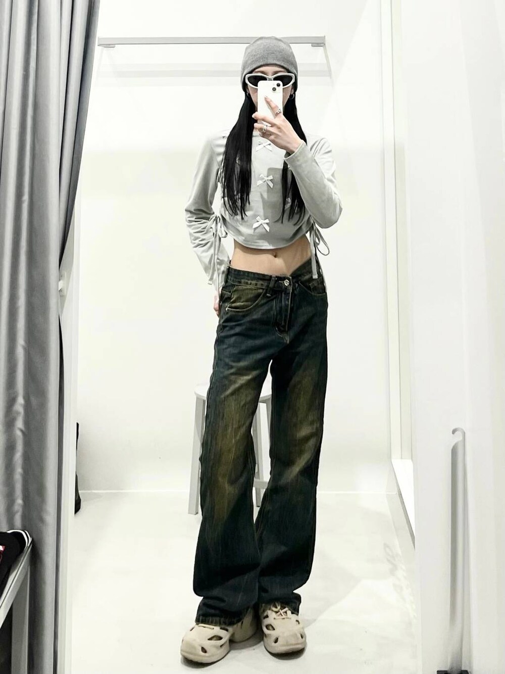 ブルー系のデニムパンツ、ブルー系のTシャツ/カットソー、グレー系のニットキャップ/ビーニーを着用したレディースの春コーディネートの1枚目の写真
