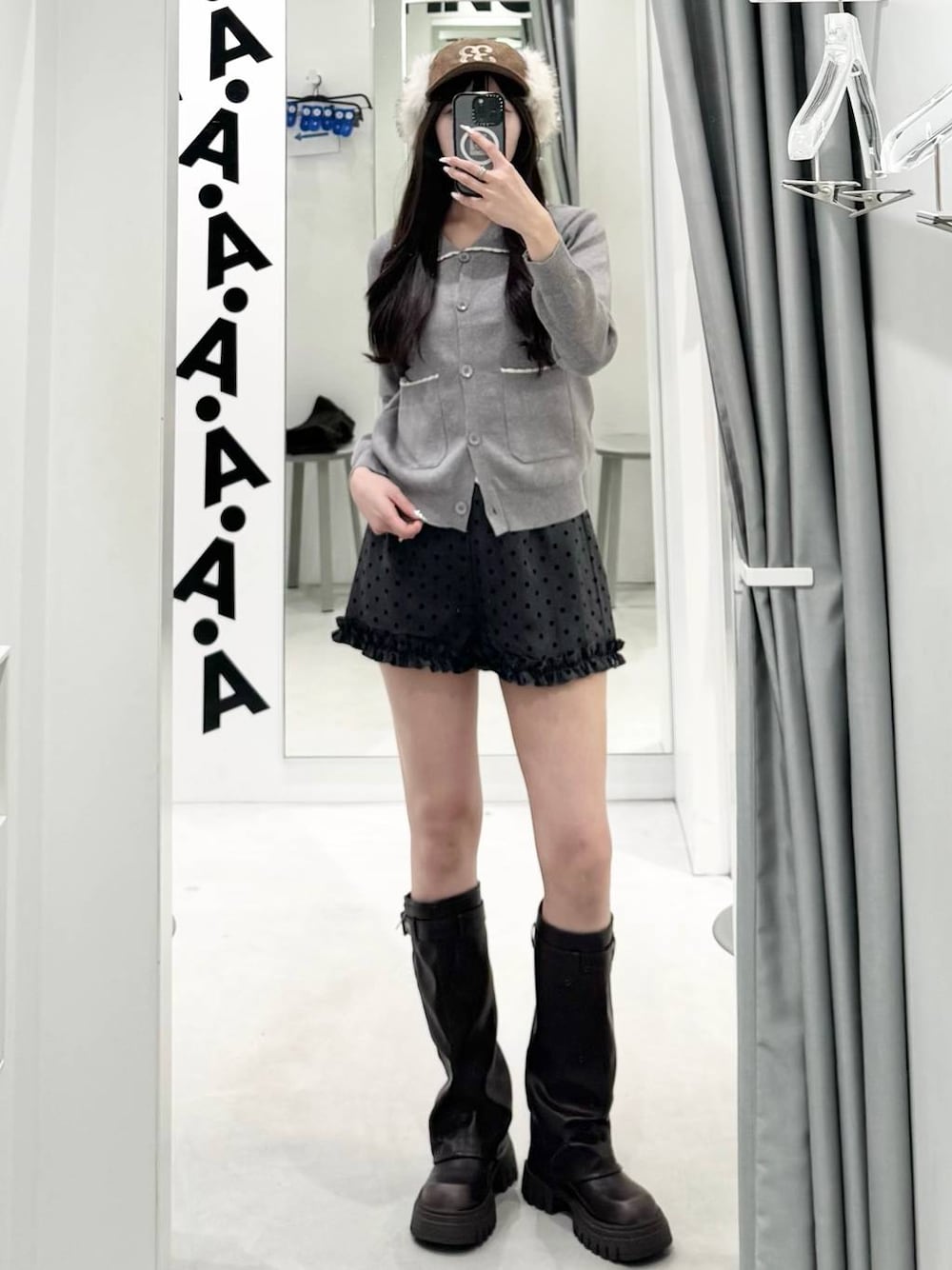 グレー系のその他パンツ、グレー系のニット/セーター、ブラウン系のブーツを着用したレディースの秋コーディネートの1枚目の写真