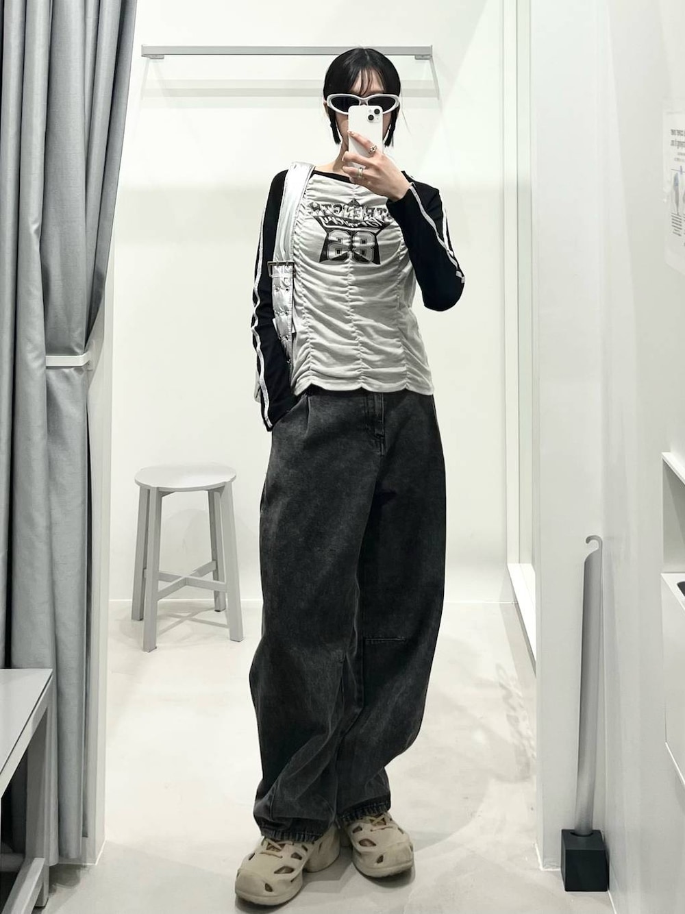 グレー系のTシャツ/カットソー、ブラック系のデニムパンツを着用したレディースの春コーディネートの1枚目の写真