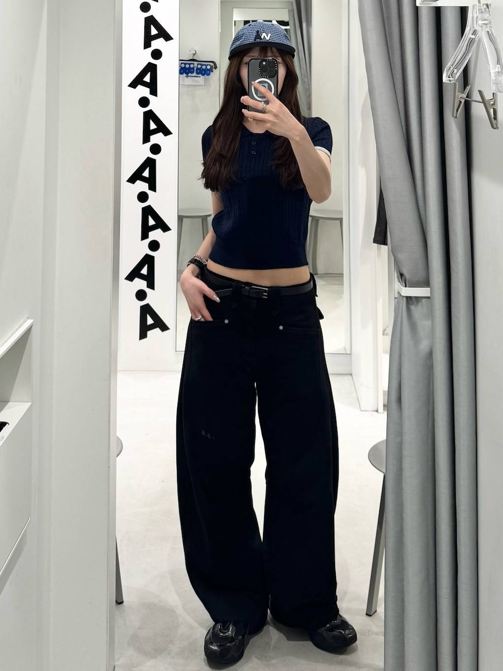 ブラック系のスウェットパンツ、ブルー系のニット/セーター、ブルー系のキャップを着用したレディースの夏コーディネートの1枚目の写真