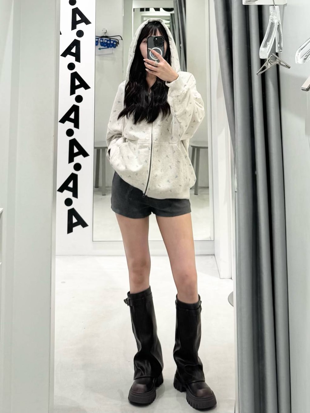 ブラック系のブーツ、グレー系のその他パンツを着用したレディースの秋コーディネートの1枚目の写真