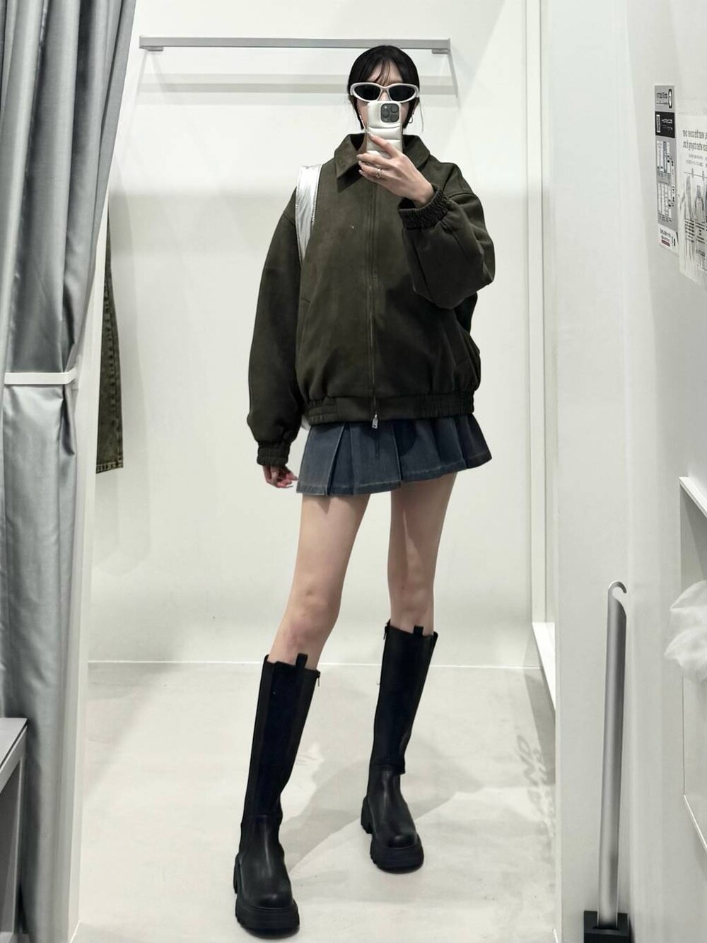 ブルー系のデニムスカート、グリーン系のブルゾンを着用したレディースの冬コーディネートの1枚目の写真