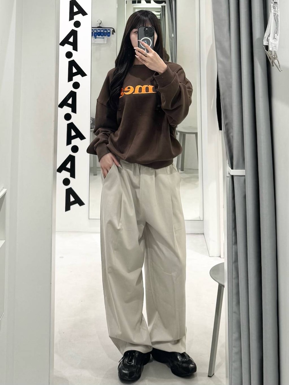 ベージュ系のその他パンツ、その他のスウェットを着用したレディースの秋コーディネートの1枚目の写真