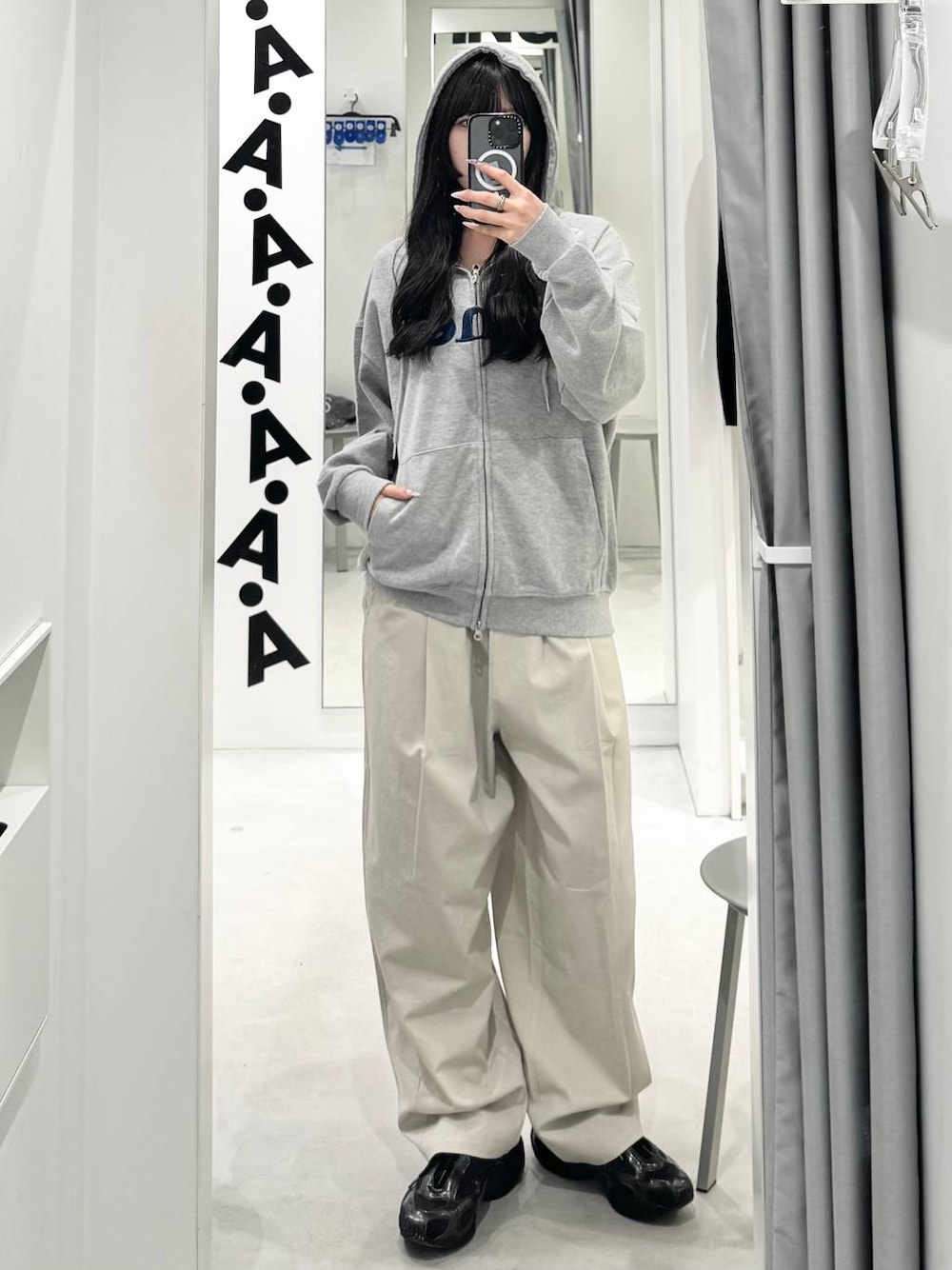 ベージュ系のその他パンツ、グレー系のパーカーを着用したレディースの秋コーディネートの1枚目の写真