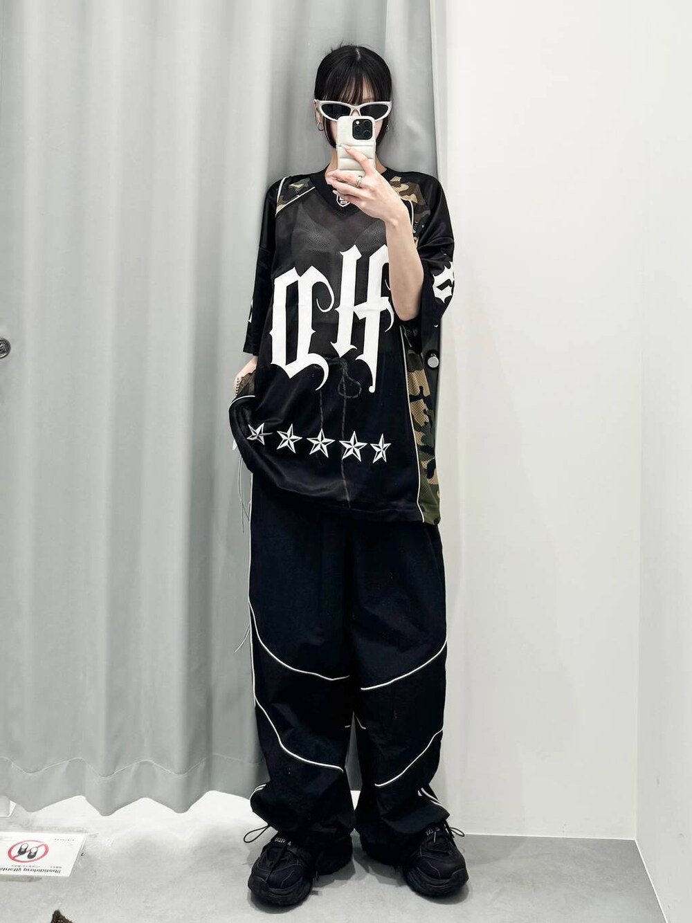 ブラック系のその他パンツ、ブラック系のTシャツ/カットソー、その他のショルダーバッグを着用したレディースの春コーディネートの1枚目の写真