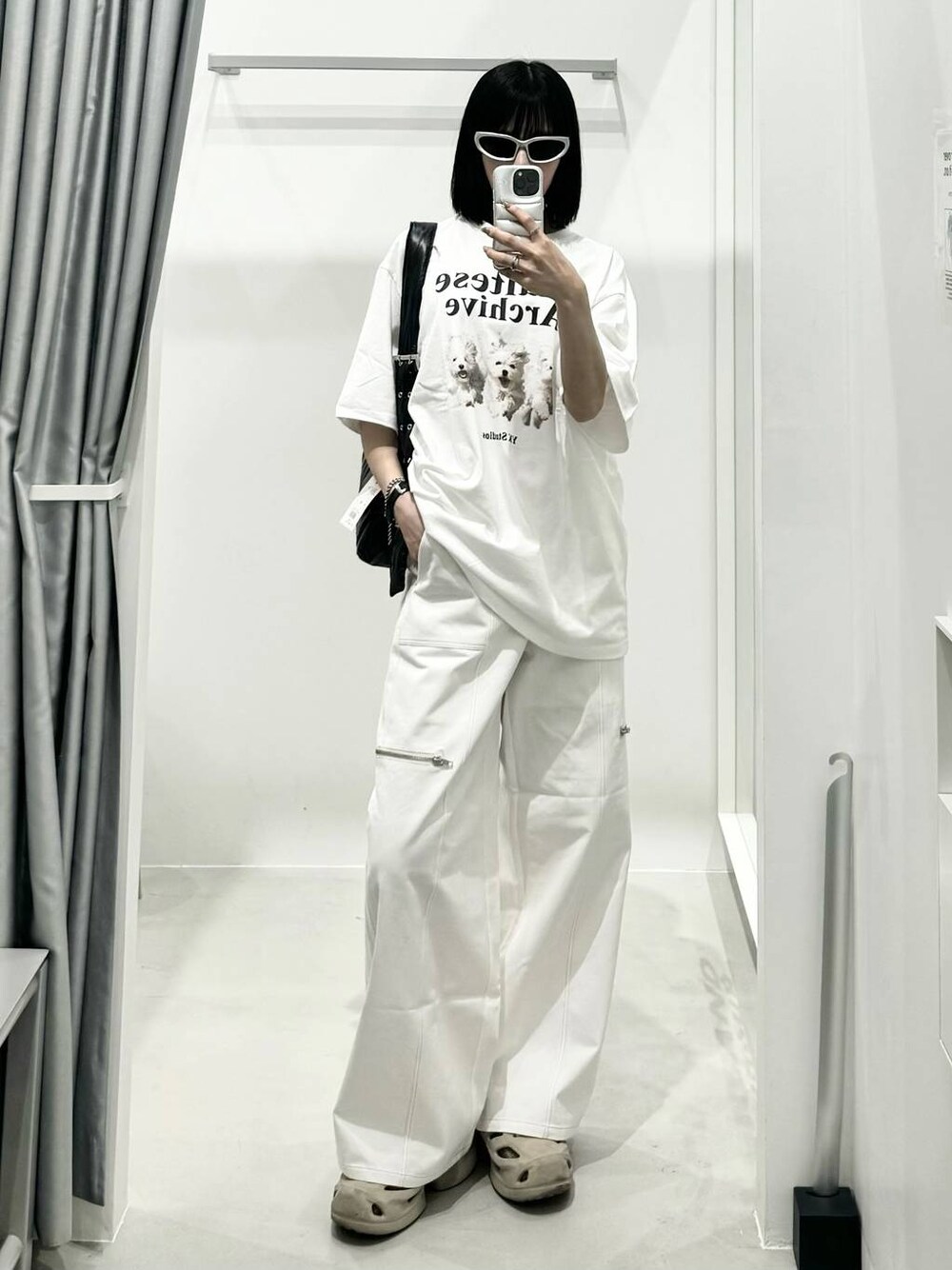 ホワイト系のTシャツ/カットソー、ホワイト系のその他パンツを着用したレディースの春コーディネートの1枚目の写真