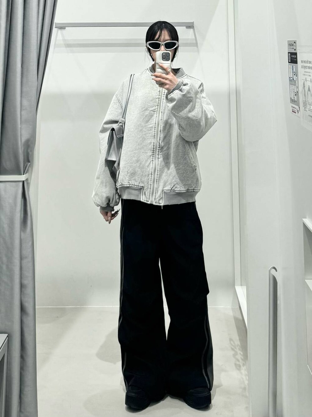 グレー系のスラックス、グレー系のブルゾンを着用したレディースの冬コーディネートの1枚目の写真