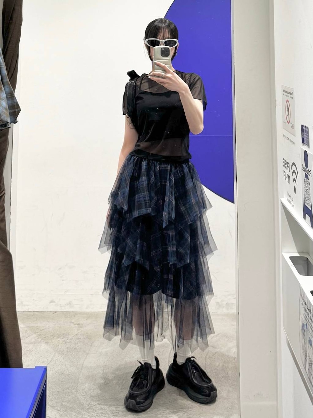 ブルー系のスカートを着用したレディースの春コーディネートの1枚目の写真