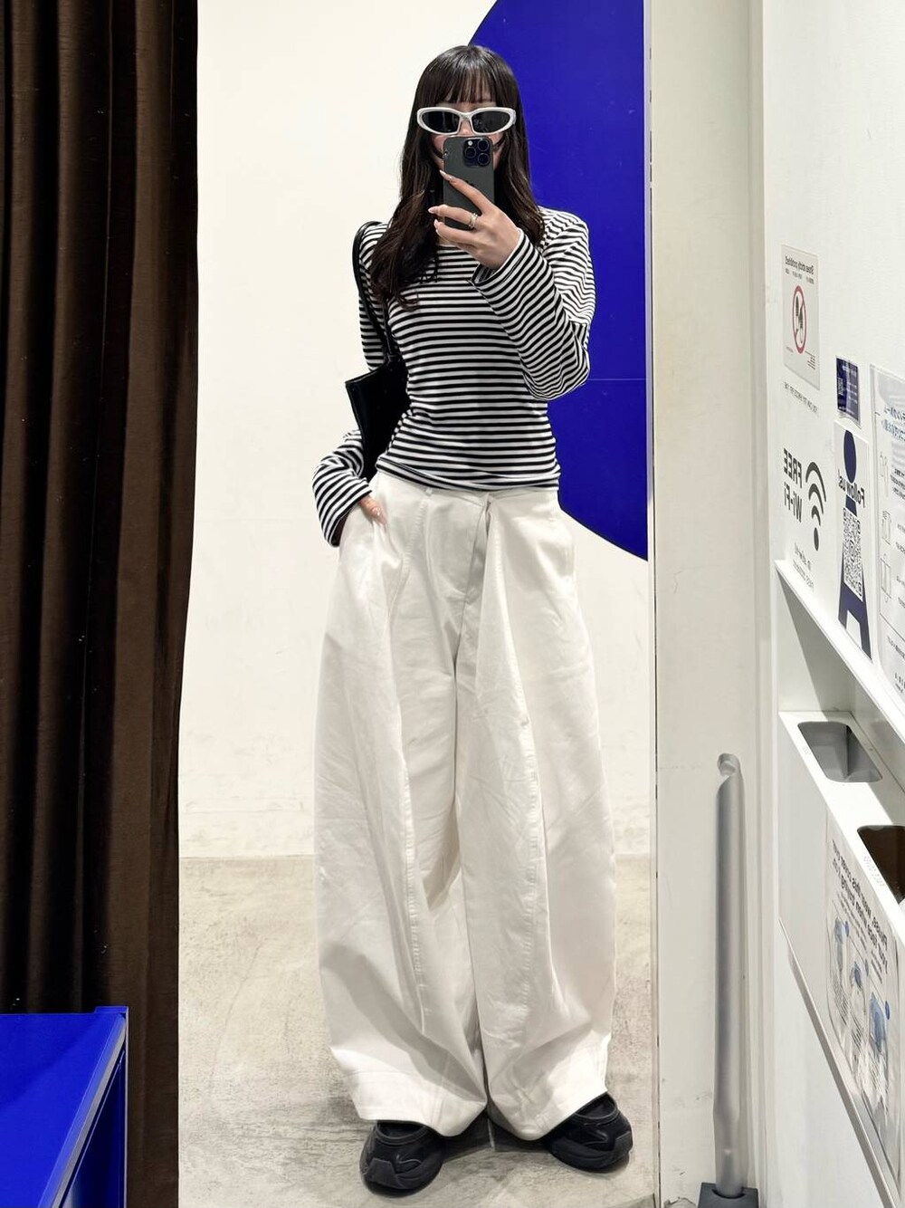 ホワイト系のその他パンツ、ブラック系のトートバッグ、ホワイト系のTシャツ/カットソーを着用したレディースの冬コーディネートの1枚目の写真
