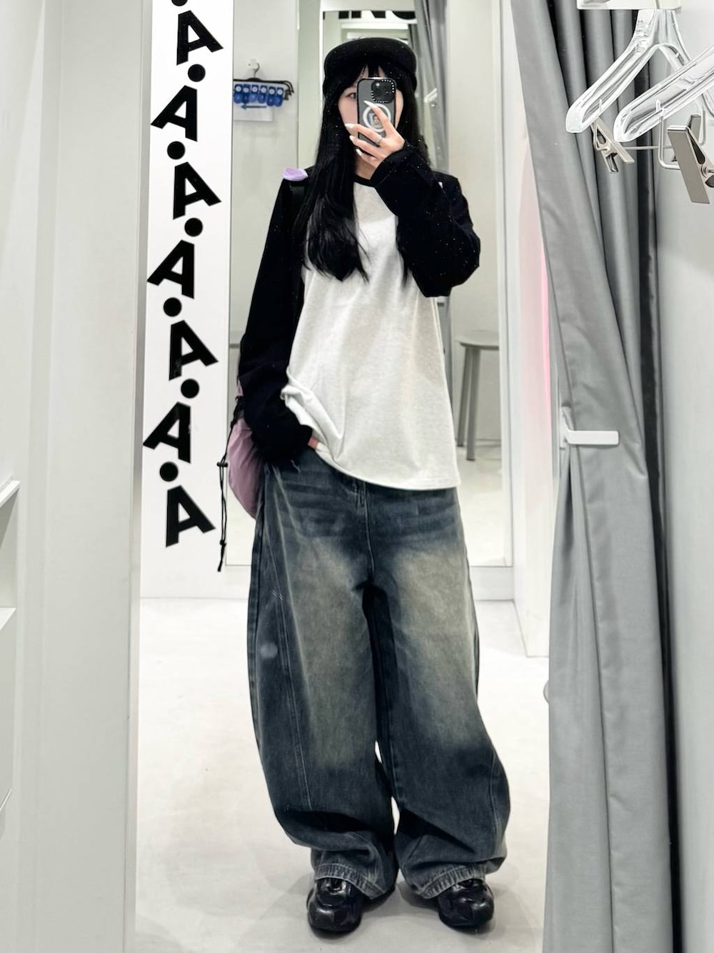 パープル系のバックパック/リュック、ブルー系のデニムパンツ、ブラック系のTシャツ/カットソーを着用したレディースの夏コーディネートの1枚目の写真