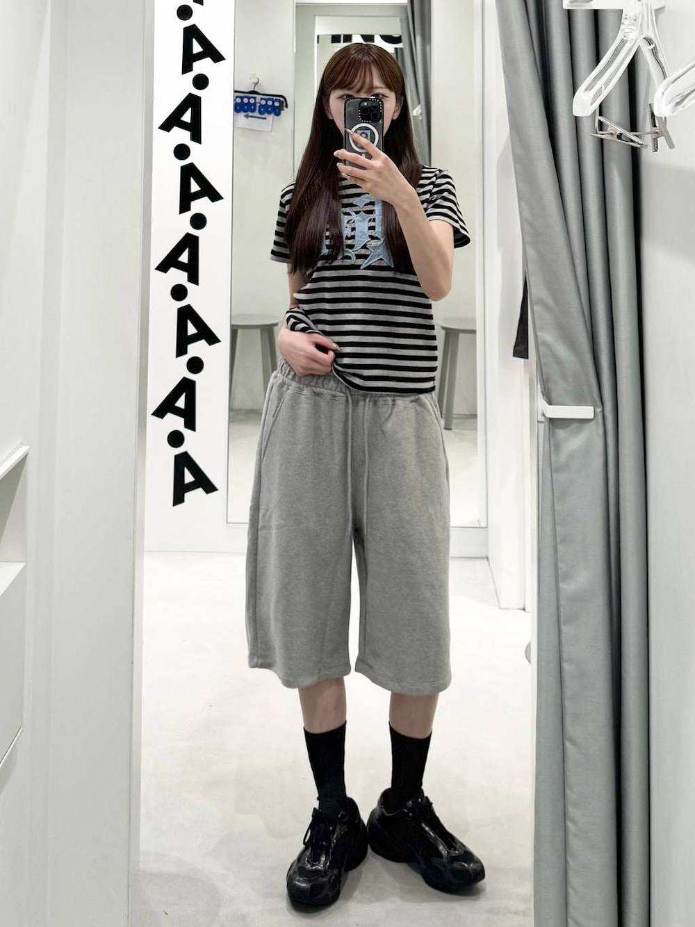 その他のTシャツ/カットソー、グレー系のスウェットパンツを着用したレディースの夏コーディネートの1枚目の写真