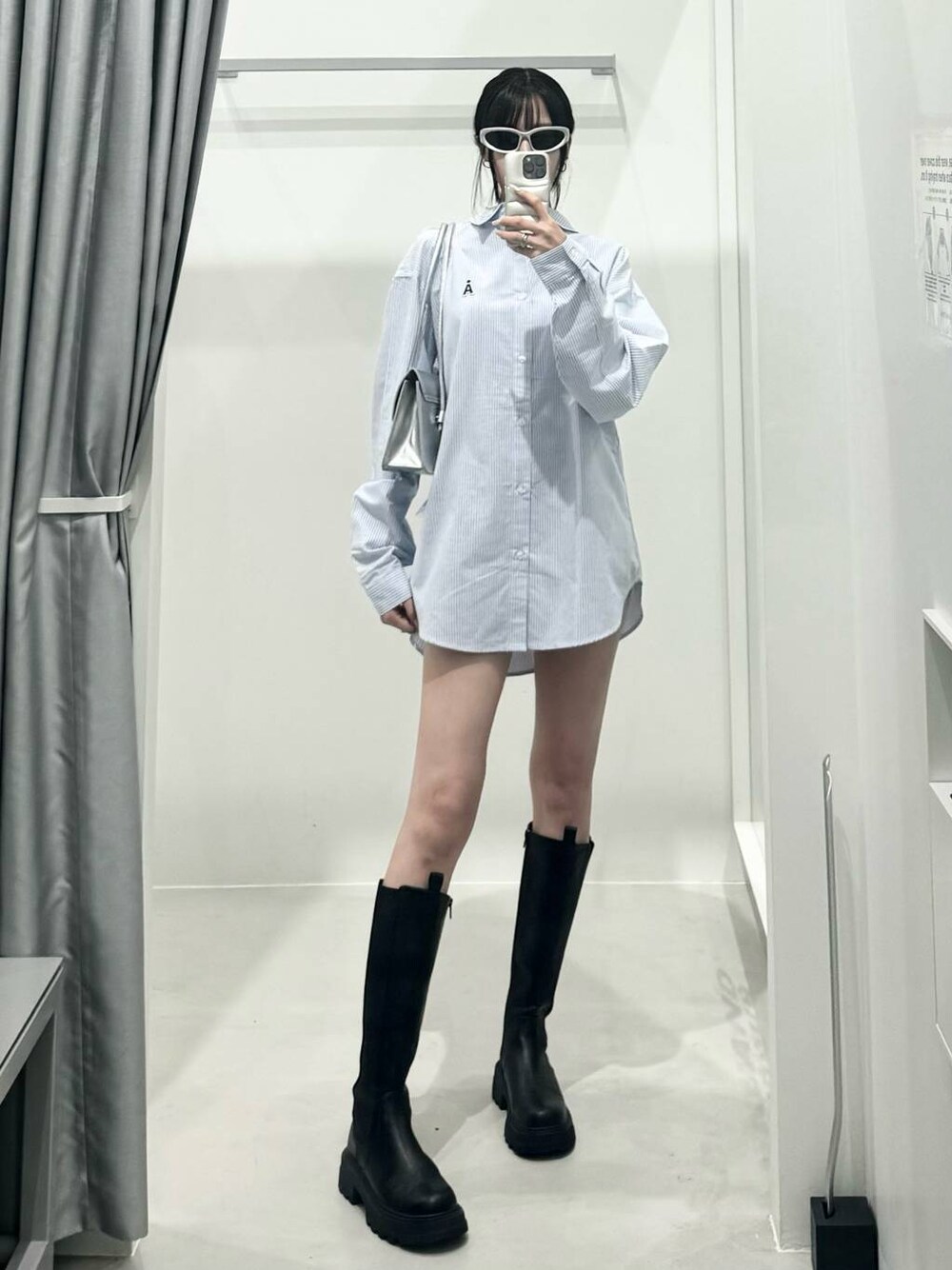 ブルー系のシャツ/ブラウスを着用したレディースの秋コーディネートの1枚目の写真