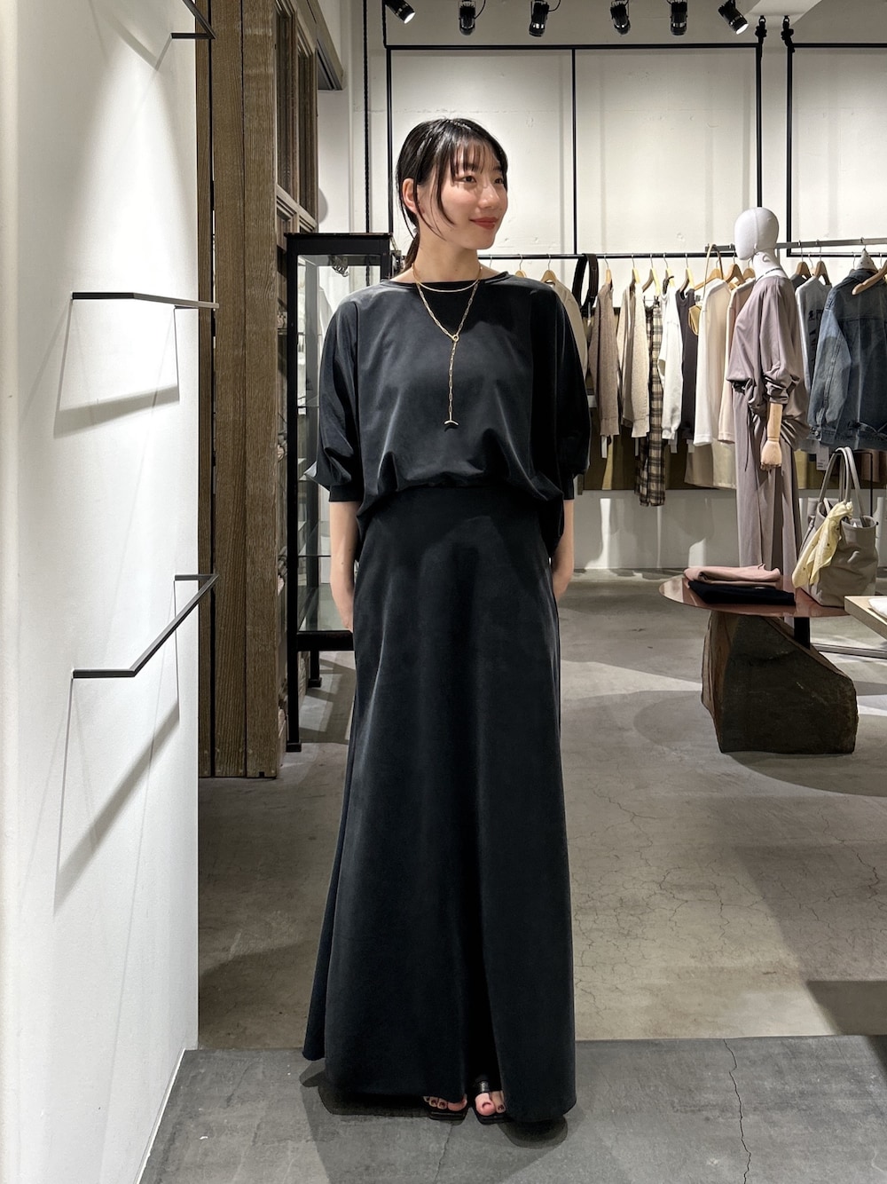 ブラック系のTシャツ/カットソー、ブラック系のスカート、ゴールド系のリングを着用したレディースの冬コーディネートの1枚目の写真