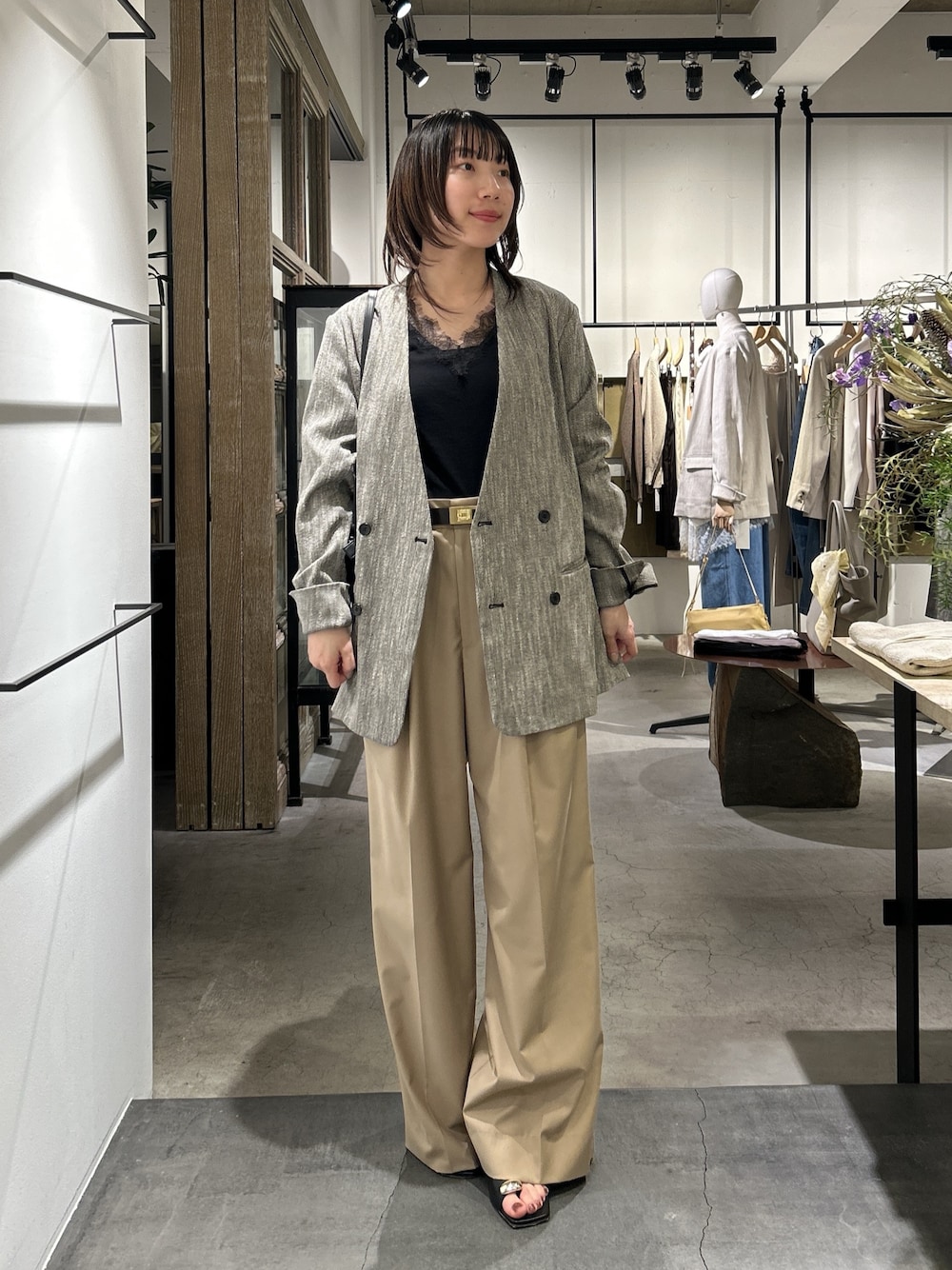 ブラック系のTシャツ/カットソー、ベージュ系のその他パンツ、ブラック系のその他アウターを着用したレディースの冬コーディネートの1枚目の写真