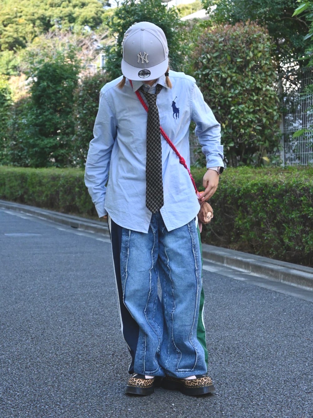 「春服、最近のいい感じコーデ、おでかけコーデ、ネクタイコーデ、デニムパンツ、ネクタイ、ストリートカジュアル、ストリートファッション、ストリートコーデ」｜「NEW ERAのアイテム（キャップ、グレー系）」を使った、lovesea0914さん（骨格ウェーブ・レディース・160cm）の春コーディネートの1枚目の写真
