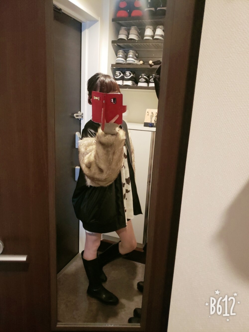 ブラック系のMA-1、ベージュ系のニット/セーターを着用したレディースの秋コーディネートの1枚目の写真