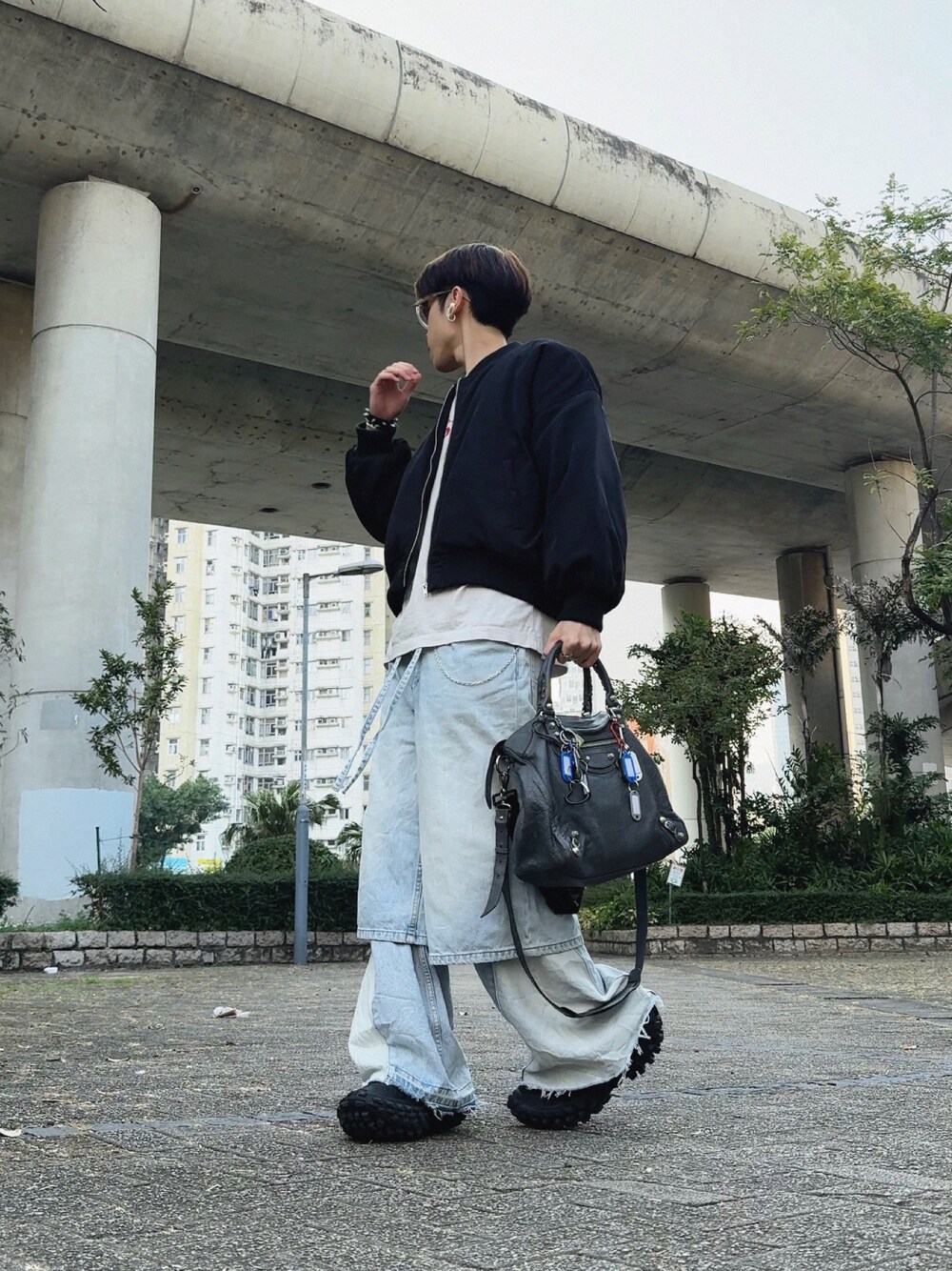 「jethro、jethrotang、jethrotang鄧柏軒、1thro、BALENCIAGA、カジュアルコーデ、大人カジュアル、プチプラ、厚底シューズ、古着、ootd、低身長男子、休日スタイル、お洒落さんとつながりたい、デニムジャケット」｜「BALENCIAGAのアイテム（バッグ、グレー系）」を使った、Jethro Tangさん（メンズ・170cm）の冬コーディネートの1枚目の写真