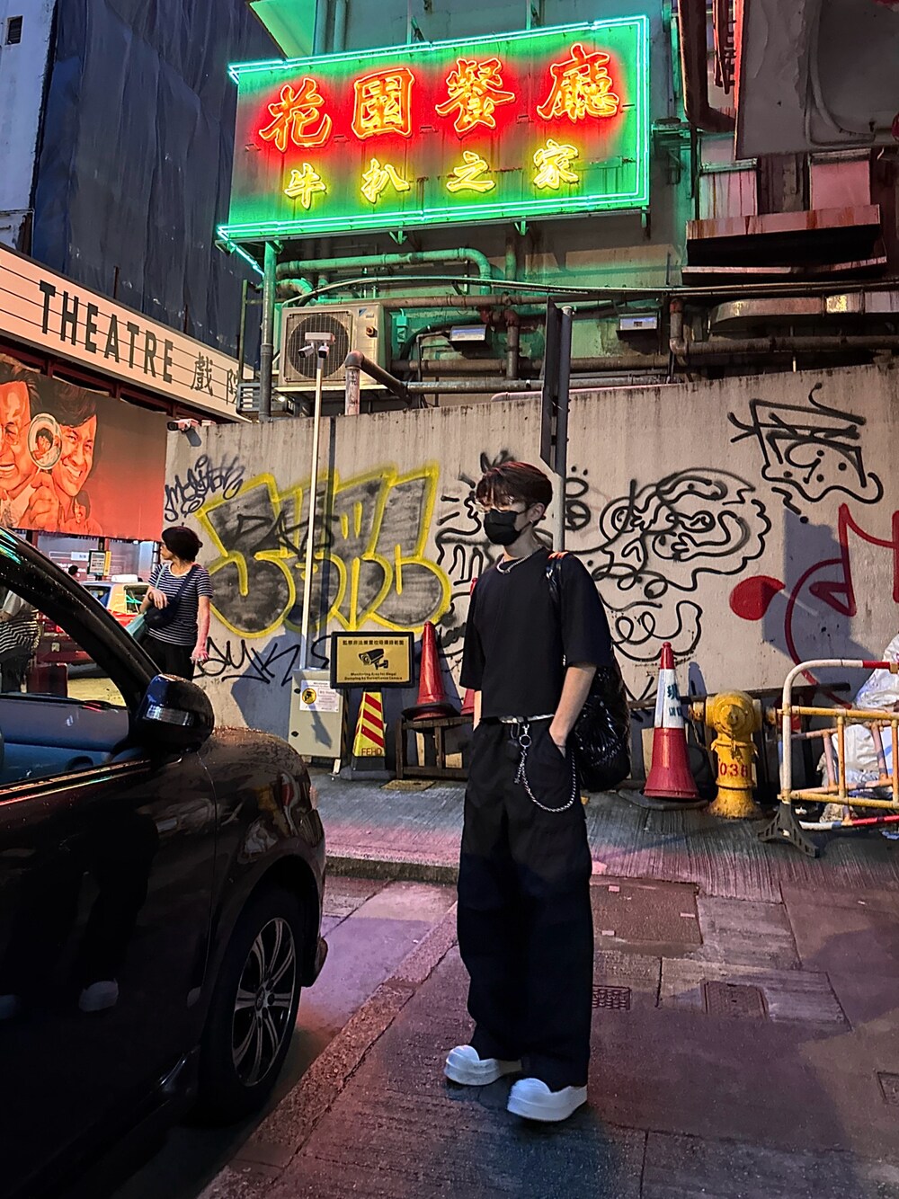 「モノトーン、雨の日コーデ、プチプラ、休日スタイル、大人カジュアル、Hong Kong、RICK OWENS、black、jethrotang、jethro、jethrotang鄧柏軒、スニーカーコーデ、カジュアル、シンプルコーデ、ootd」｜「Rick OwensのRick Owens Mega Bumper High-top sneakers（シューズ、ブラック系）」を使った、Jethro Tangさん（メンズ・170cm）の春コーディネートの1枚目の写真