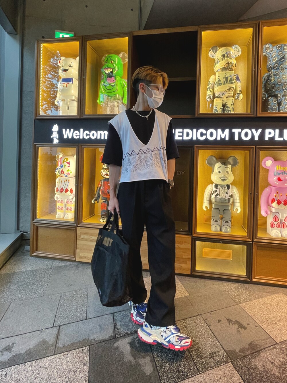 「jethro、jethrotang、jethrotang鄧柏軒、BALENCIAGA、balck&white、Hong Kong、TOKYO、boy、休日スタイル、オトナカジュアル、いいね、save、フォローお願いします🤑、黒、デニム、秋、outfit」｜「BALENCIAGAのBalenciaga Track 2 Leather, Mesh And Rubber Sneakers（スニーカー、ブルー系）」を使った、Jethro Tangさん（メンズ・170cm）の秋コーディネートの1枚目の写真