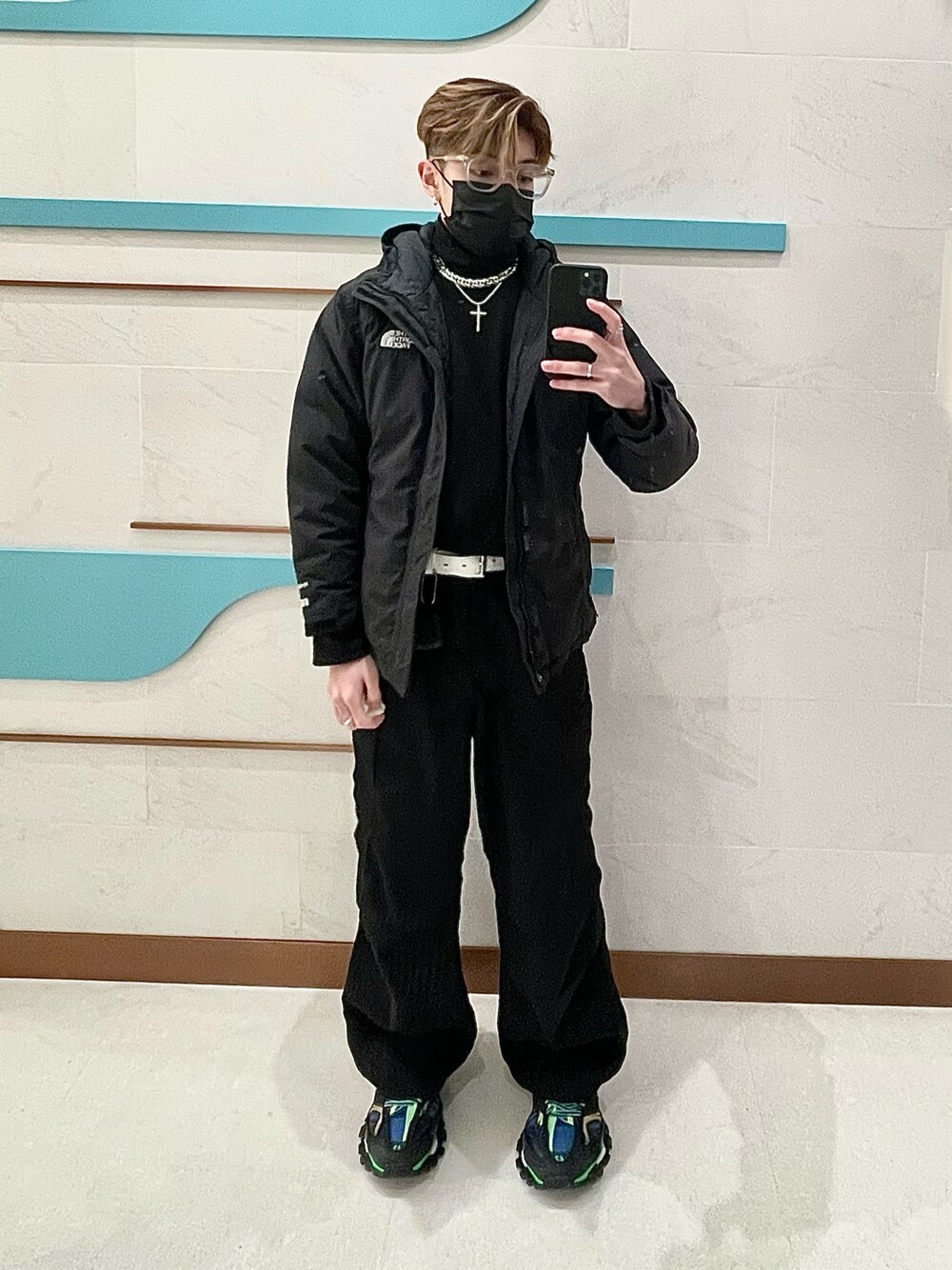 「カジュアルコーデ、大学生、ブーツ、冬コーデ、BALENCIAGA、jethrotang鄧柏軒、jethro、jethrotang、black、リラックススタイル、キレイめ、Hong Kong、男の子、ヒステリックグラマー、レイヤードスタイル」｜「THE NORTH FACEのアイテム（ダウンジャケット/コート、ブラック系）」を使った、Jethro Tangさん（メンズ・170cm）の春コーディネートの1枚目の写真