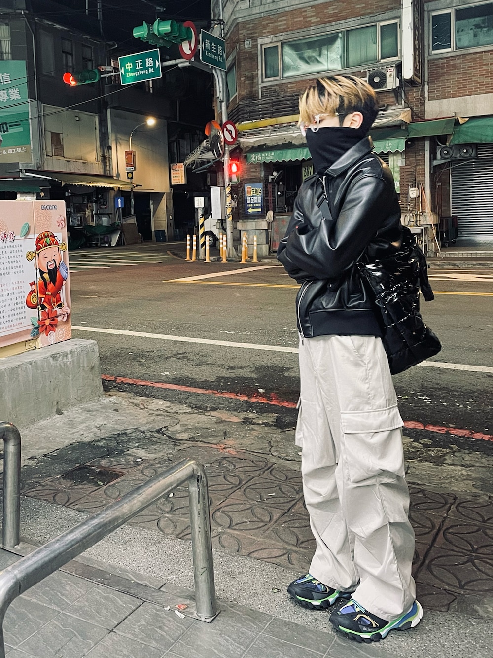 「シンプルコーデ、ビッグシルエット、お洒落さんとつながりたい、休日スタイル、大人カジュアル、ワイドパンツ、ブーツ、プチプラ、BALENCIAGA、jethro、jethrotang、jethrotang鄧柏軒、JethroDaily、Hong Kong、グレー」｜「BALENCIAGAのアイテム（シューズ、ブラック系）」を使った、Jethro Tangさん（メンズ・170cm）の冬コーディネートの1枚目の写真