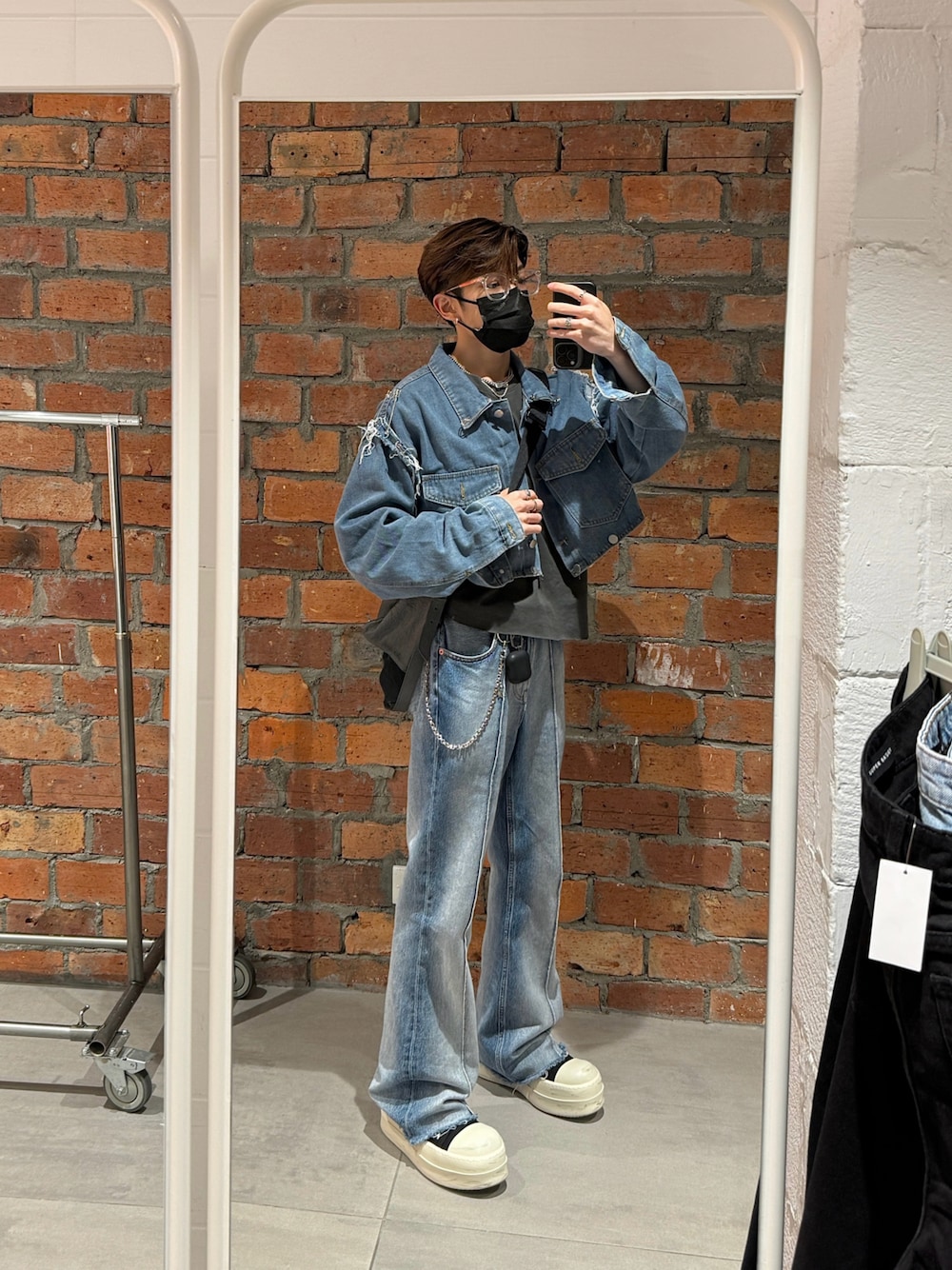 「ロゴT、古着MIX、休日スタイル、低身長男子、厚底シューズ、Hong Kong、jethro、jethrotang鄧柏軒、jethrotang、RICK OWENS、denim、BALENCIAGA、オトナカジュアル、春コーデ、シンプルコーデ」｜「Rick OwensのRick Owens Mega Bumper High-top sneakers（シューズ、ブラック系）」を使った、Jethro Tangさん（メンズ・170cm）の春コーディネートの1枚目の写真