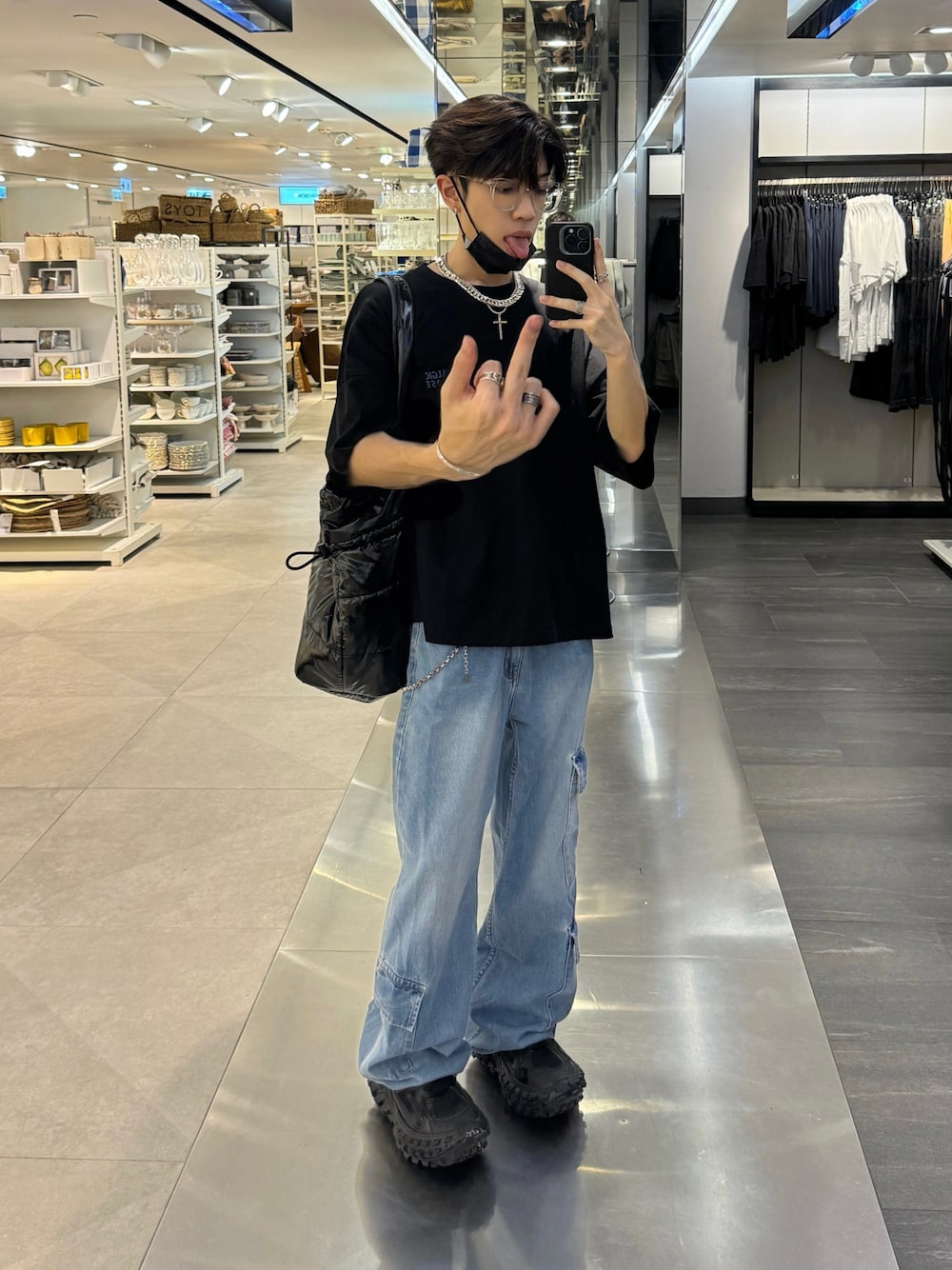「レイヤードスタイル、BALENCIAGA、夏コーデ、プチプラ、シンプル、jethrotang、jethro、jethrotang鄧柏軒、balenciagadefender、streetstyle、ootd、スラックス」｜「BALENCIAGAのアイテム（シューズ、ブラック系）」を使った、Jethro Tangさん（メンズ・170cm）の夏コーディネートの1枚目の写真