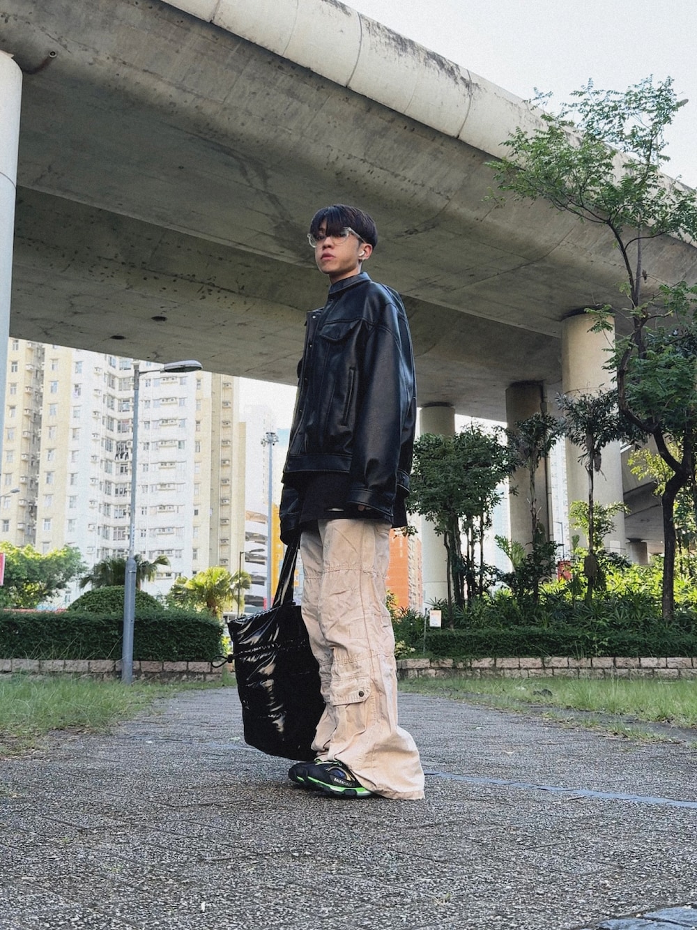 「古着MIX、jethro、jethrotang、jethrotang鄧柏軒、1thro、BALENCIAGA、サンダル、休日スタイル、秋冬コーデ、秋のコーデ、Hong Kong、ootd、プチプラコーデ、プチプラ、スニーカー」｜「BALENCIAGAのアイテム（スニーカー、ブラック系）」を使った、Jethro Tangさん（メンズ・170cm）の秋コーディネートの1枚目の写真