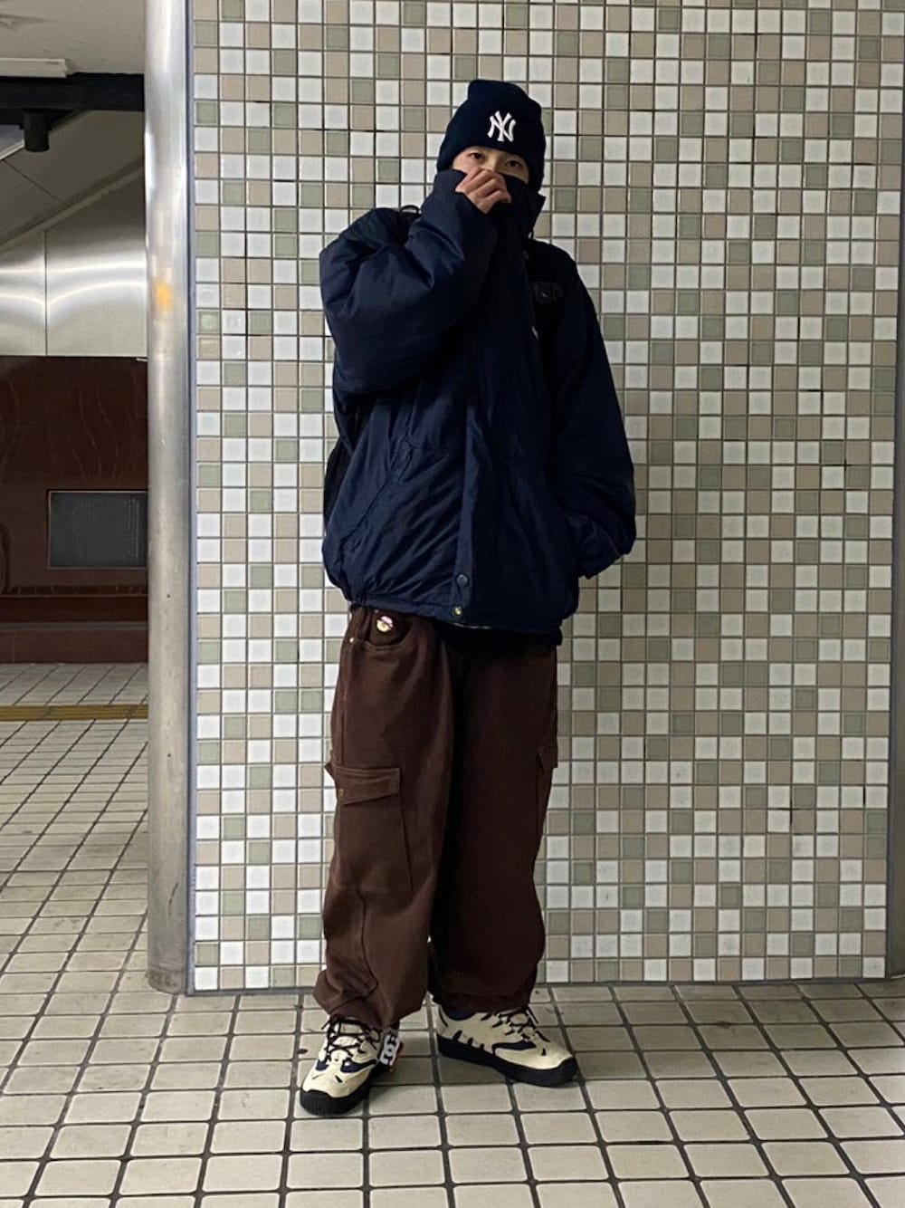 「メンズファッション、冬アウター、古着MIX、白スニーカー、カーゴパンツ、ブラウン、ネイビー、オレンジ、ビーニー、NEW ERA、スケータースタイル、ストリート、ストリートコーデ、オーバーサイズ、ビックシルエット」｜「NEW ERAの∴WEGO/別注NEWERA Cuff Knit（ニットキャップ/ビーニー、ブルー系）」を使った、つよてぃさん（メンズ・173cm）の冬コーディネートの1枚目の写真