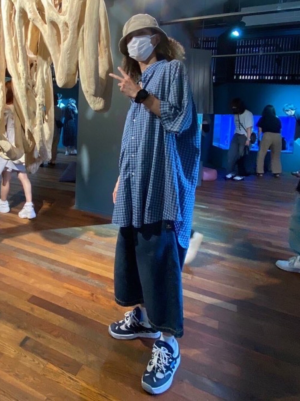 「夏コーデ、夏服、おしゃれさんと繋がりたい、ストリート、ビッグシルエット、スニーカー、チェックシャツ、ハーフパンツ、デニム、バケットハット、オーバーサイズ、ブルー、ブルーコーデ、スケータースタイル、90'sスタイル」｜「newhattanのnewhattan / ウォッシュド コットン ツイル バケットハット（ハット、ベージュ系）」を使った、つよてぃさん（メンズ・173cm）の夏コーディネートの1枚目の写真