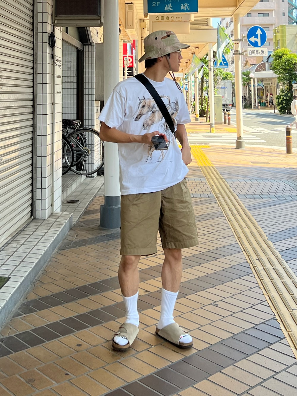 「ビックシルエット、フェススタイル、メガネ男子、お出かけコーデ、きれいめカジュアル、キャップ、古着MIX、夏セールで買いました、ショートパンツ、夏コーデ、シンプルコーデ、おでかけコーデ、ビルケンシュトック、サファリハット、チノパン」｜「BIRKENSTOCKのZurich Suede Soft Footbed 【レギュラー幅】 ユニセックス（サンダル、ベージュ系）」を使った、abharakunさん（メンズ・170cm）の夏コーディネートの1枚目の写真