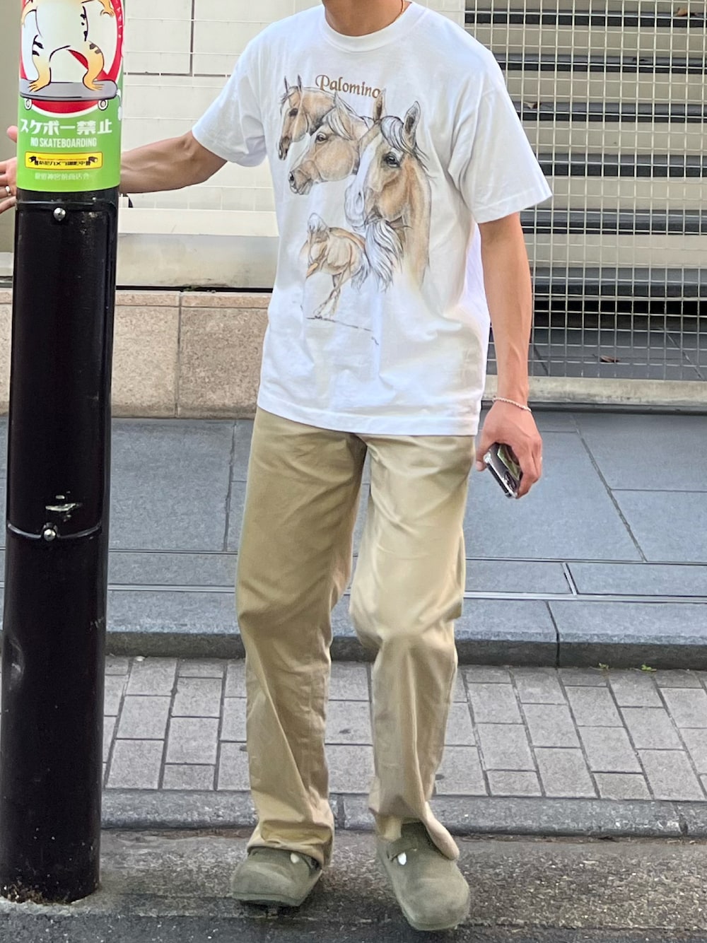 「淡色コーデ、きれいめカジュアル、春夏コーデ、休日スタイル、シンプルコーデ、古着MIX、古着、古着コーデ、古着好きな人と繋がりたい、古着女子、古着男子、チノパン、チノパンツ、アニマルＴシャツ、夏コーデ」｜「usedのアイテム（Tシャツ/カットソー、ホワイト系）」を使った、abharakunさん（メンズ・170cm）の春コーディネートの1枚目の写真