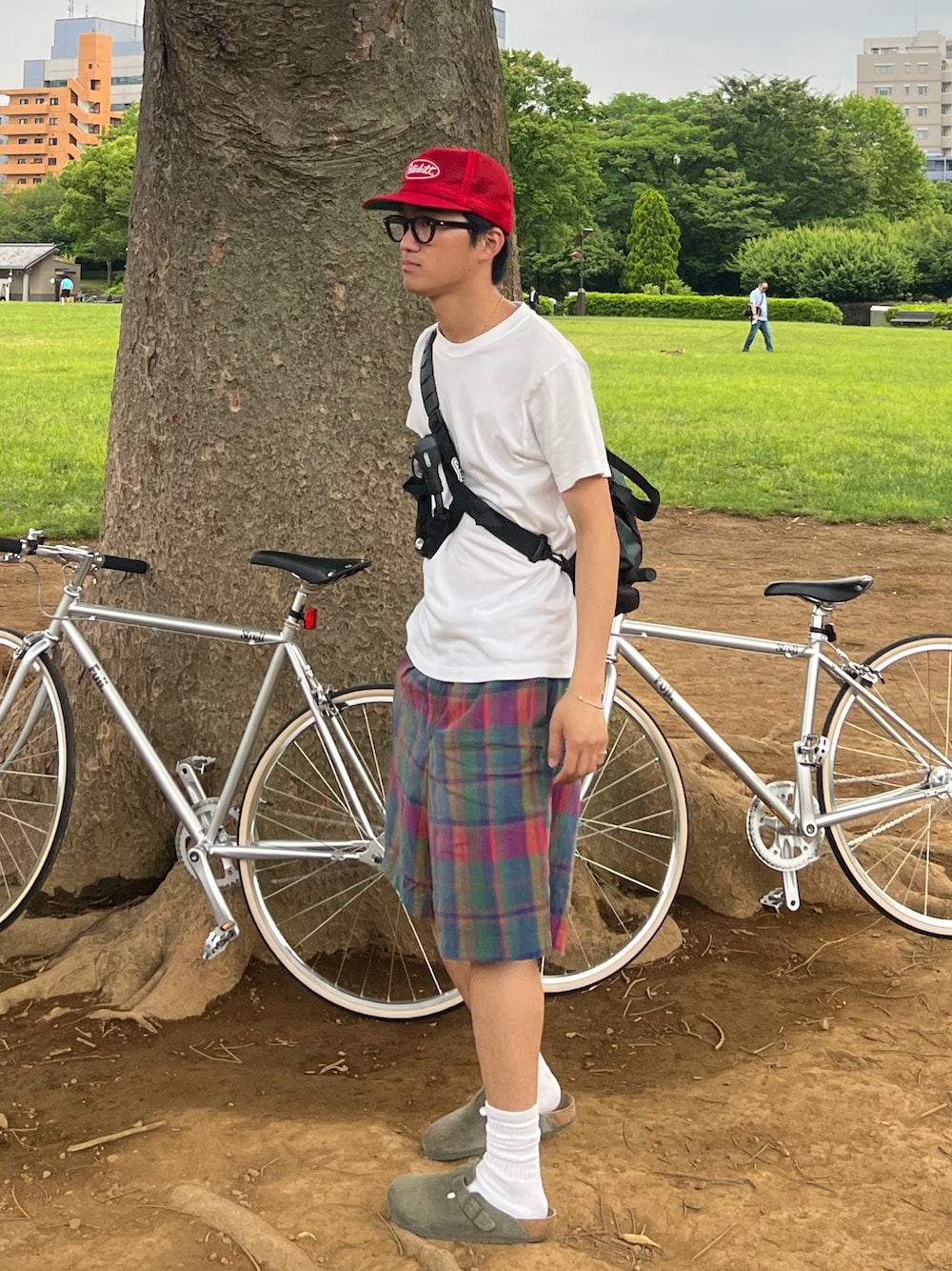「夏コーデ、フェスコーデ、夏だ！Tシャツ着よう！、古着MIX、古着、古着コーデ、古着好きな人と繋がりたい、古着女子、古着男子、古着ミックス、メッシュキャップ、チェックパンツ、ハーフパンツ、ショーツ、ショーツスタイル」｜「HANESの【HANES/ヘインズ】BEFFY LONGSLEEVE TEE/ビーフィー/ロンT/無地/ユニセックス ヘビーウェイト（Tシャツ/カットソー、ホワイト系）」を使った、abharakunさん（メンズ・170cm）の夏コーディネートの1枚目の写真