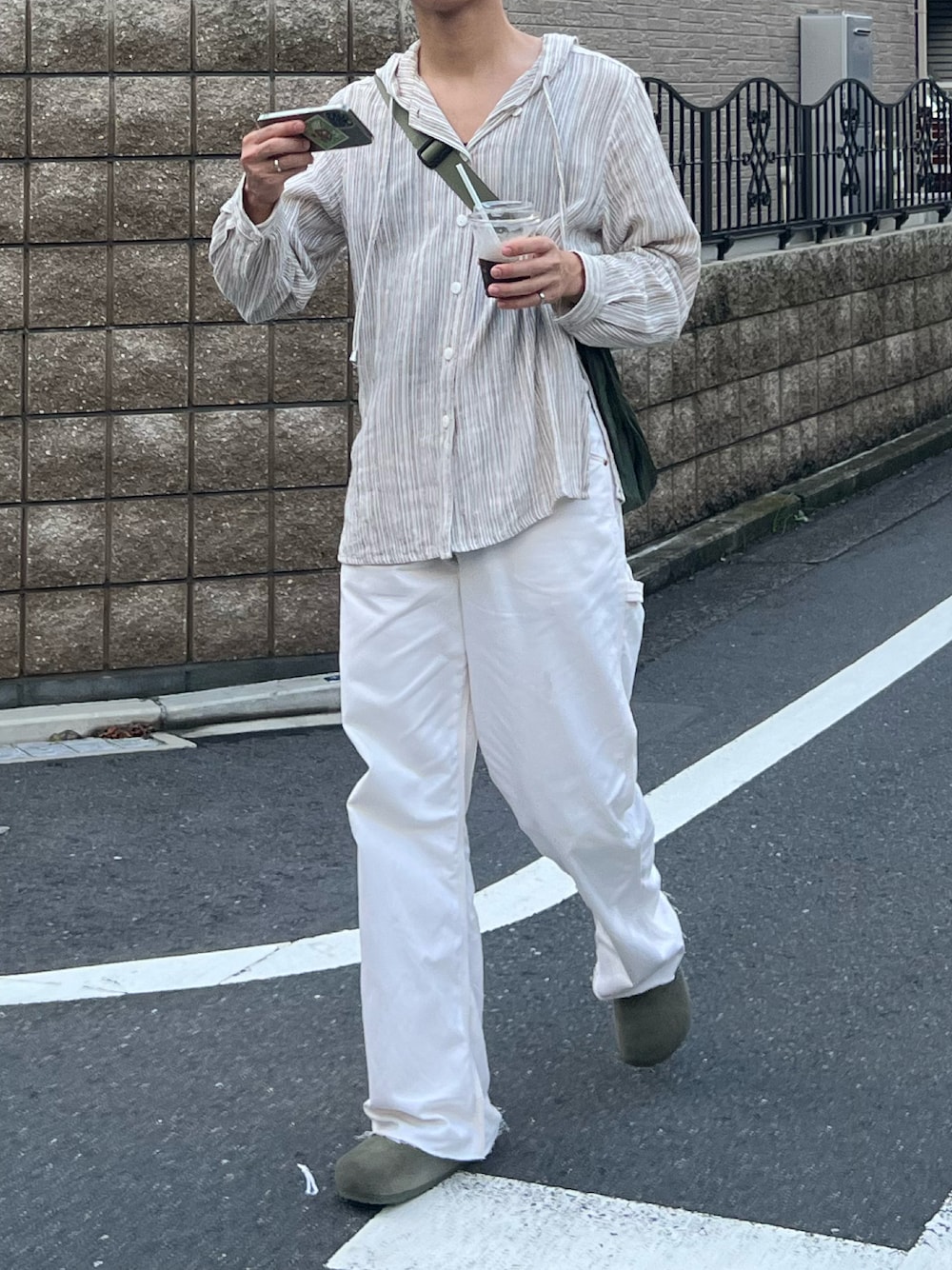 「休日コーデ、今日のコーデ、メンズコーデ、シンプルコーデ、秋コーデ、シャツスタイル、ストライプシャツ、オールホワイト、お洒落さんとつながりたい、ビルケンシュトック、ワークパンツ、ペインターパンツ、大人コーデ、秋のマイ旬スタイル、シンプル」｜「古着のアイテム（シャツ/ブラウス、ベージュ系）」を使った、abharakunさん（メンズ・170cm）の秋コーディネートの1枚目の写真