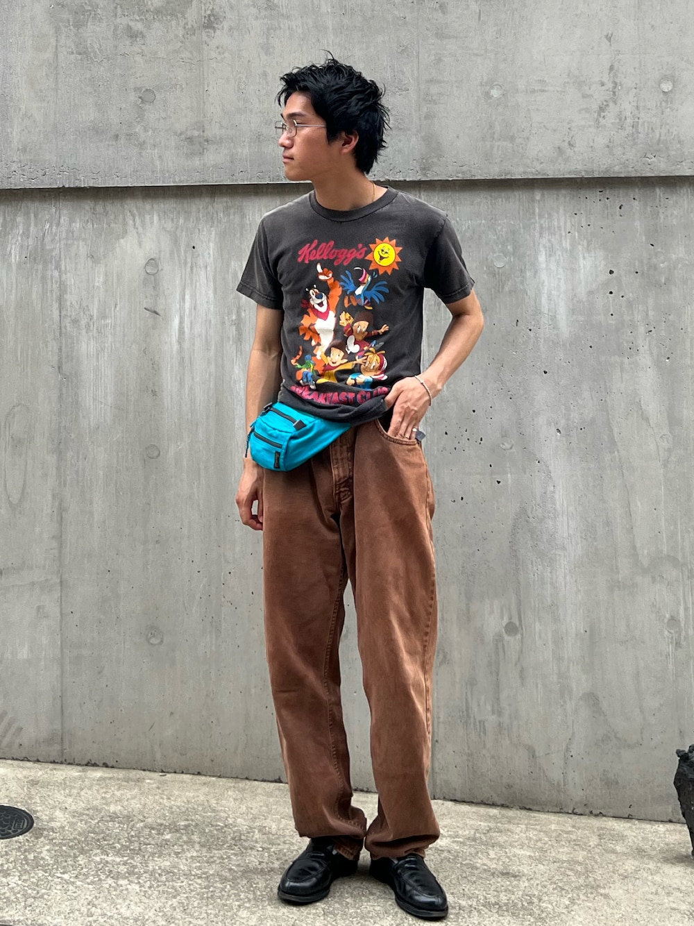 「ロゴT、フェススタイル、古着MIX、テーマパークコーデ、夏コーデ、今日のコーデ、シンプルスタイル、おでかけコーデ、古着、古着コーデ、古着好きな人と繋がりたい、古着女子、古着男子、シルバータブ、ローファー」｜「kelloggsのアイテム（Tシャツ/カットソー、ブラック系）」を使った、abharakunさん（メンズ・170cm）の夏コーディネートの1枚目の写真