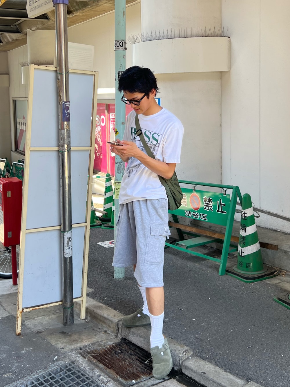 「夏コーデ、カジュアルコーデ、今日のコーデ、休日スタイル、オトナカジュアル、古着、古着MIX、古着コーデ、ショートパンツ、ワントーンコーデ、Tシャツ、ビルケンシュトック、夏だ！Tシャツ着よう！、ショルダーバッグ、メガネ男子」｜「古着のアイテム（Tシャツ/カットソー、ホワイト系）」を使った、abharakunさん（メンズ・170cm）の夏コーディネートの1枚目の写真