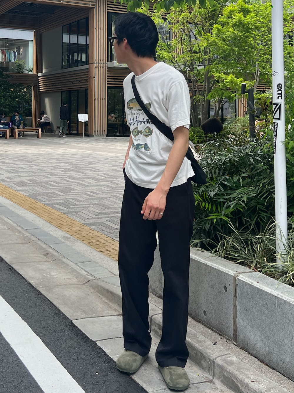 「お出かけコーデ日記、休日コーデ、シンプルスタイル、古着MIX、シンプルコーデ、サンダル、古着、ビルケンシュトック、白Tシャツ、ワークパンツ、夏コーデ、プチプラ、魚、カジュアルコーデ、メガネ男子」｜「古着のアイテム（Tシャツ/カットソー、ホワイト系）」を使った、abharakunさん（メンズ・170cm）の春コーディネートの1枚目の写真