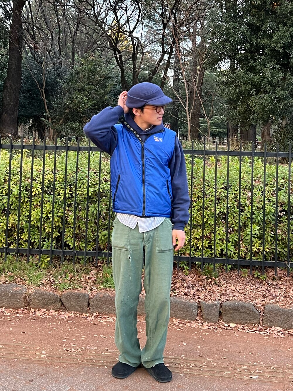 「冬を彩る色いろコーデ、古着MIX、古着、古着コーデ、古着好きな人と繋がりたい、古着女子、古着男子、パーカー、ベイカーパンツ、ベスト、中綿ベスト、チェックシャツ、ビルケンシュトック、シンプルコーデ、冬コーデ」｜「古着のアイテム（帽子、ブルー系）」を使った、abharakunさん（メンズ・170cm）の冬コーディネートの1枚目の写真