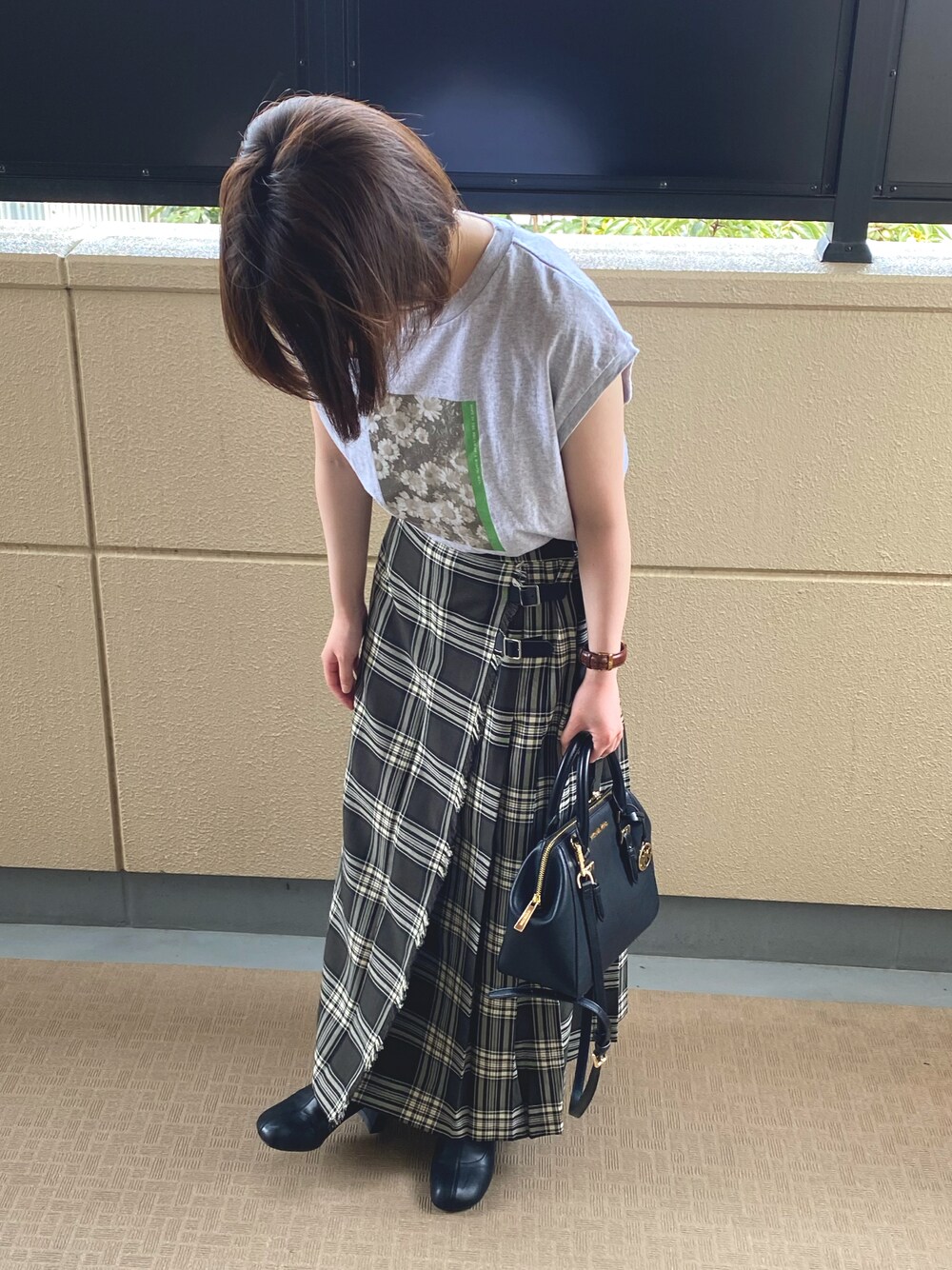 「休日コーデ、スカート、チェックスカート、ローリーズファーム(LOWRYS FARM)、LOWRYS FARM、ダニエルウェリントン、Daniel Wellington、MichaelKors、低身長」｜「LOWRYS FARMのフォトノースリーブ　948734（Tシャツ/カットソー、グレー系）」を使った、tomoka☺︎さん（レディース・155cm）の秋コーディネートの1枚目の写真