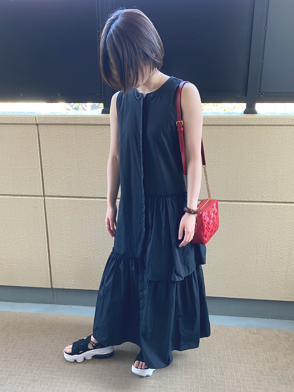 「大人カジュアル、低身長コーデ、ブラックコーデ、who's who chico、NIKE、エアマックスココ、MIUMIU、Daniel Wellington」｜「Chicoのランダムティアードノースリーブワンピース（ワンピース、ブラック系）」を使った、tomoka☺︎さん（レディース・155cm）の秋コーディネートの1枚目の写真
