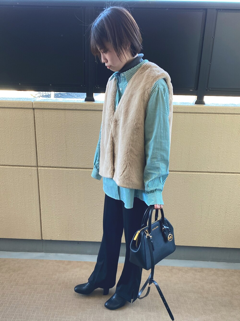 「カジュアル、シンプルコーデ、休日スタイル、パンツスタイル、ジーユー、WEGO、wcloset、LOWRYS FARM、MichaelKors、ストライプシャツ、ブーツコーデ、低身長」｜「GUのアイテム（ニット/セーター、グレー系）」を使った、tomoka☺︎さん（レディース・155cm）の冬コーディネートの1枚目の写真
