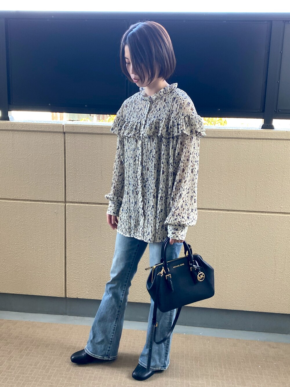 「秋コーデ、休日コーデ、花柄、ローリーズファーム(LOWRYS FARM)、LOWRYS FARM、moussy、マウジー、moussydenim、MICHAEL KORS」｜「LOWRYS FARMの２ＷＡＹレトロフラワーブラウスＬＳ　216559（シャツ/ブラウス、ホワイト系）」を使った、tomoka☺︎さん（レディース・155cm）の秋コーディネートの1枚目の写真