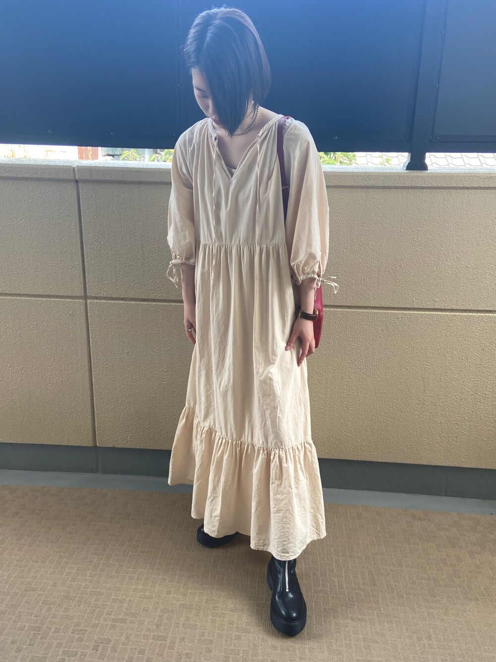 「カジュアルコーデ、低身長、ブーツ、ワントーンコーデ、jouetie、ORiental TRaffic(ORiental TRaffic)、Daniel Wellington、MIUMIU」｜「jouetieのオーバーティアード2WAYワンピース（ワンピース、ホワイト系）」を使った、tomoka☺︎さん（レディース・155cm）の秋コーディネートの1枚目の写真