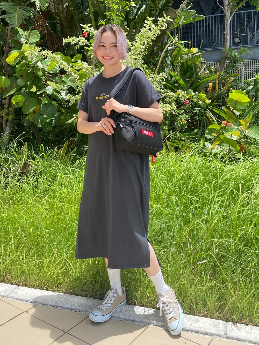 グレー系のワンピース、レッド系のショルダーバッグ、レッド系のソックス/靴下を着用したレディースの夏コーディネートの1枚目の写真